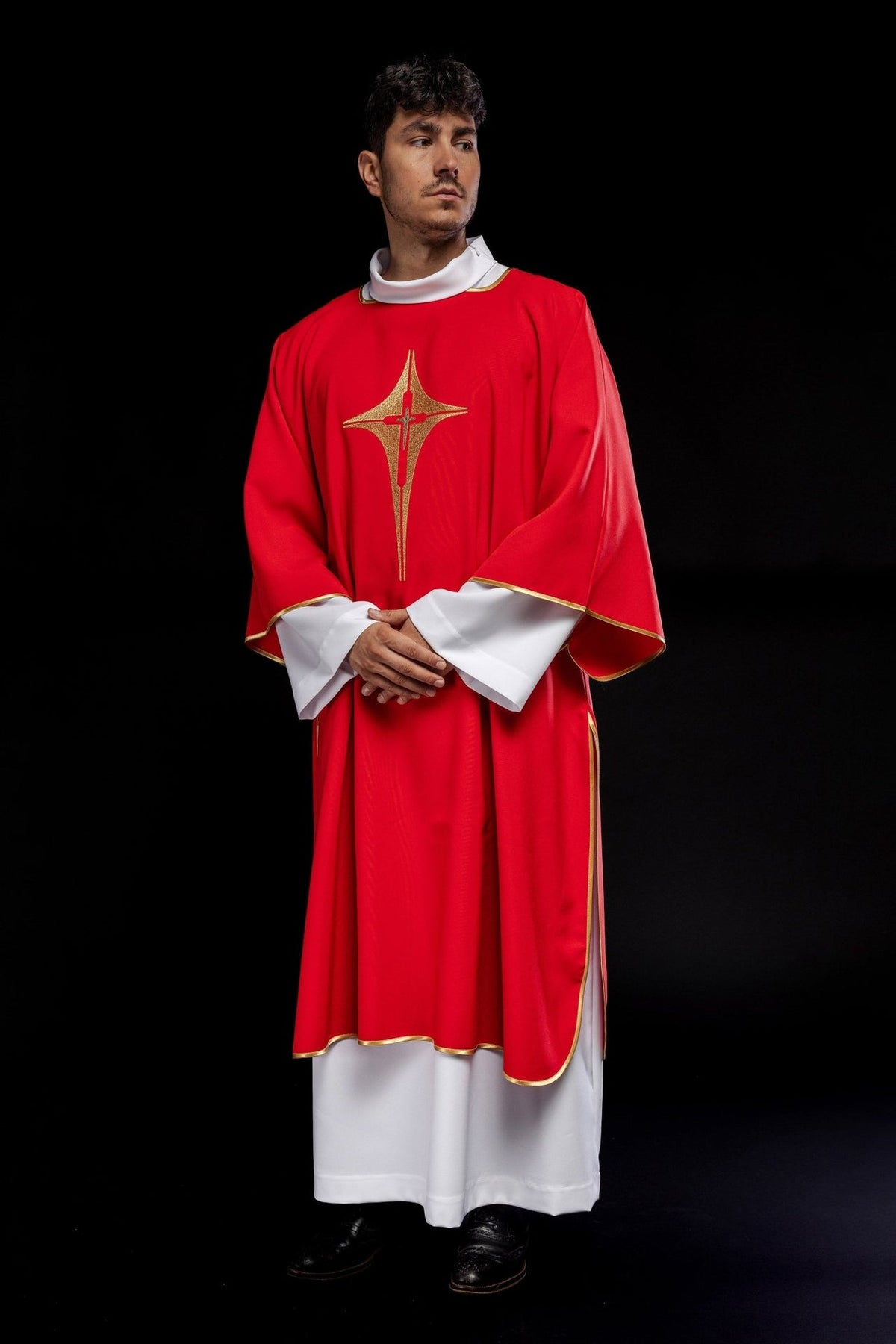 Rotes Dalmatien mit gesticktem Goldkreuz - MESSGEWANDER.DE
