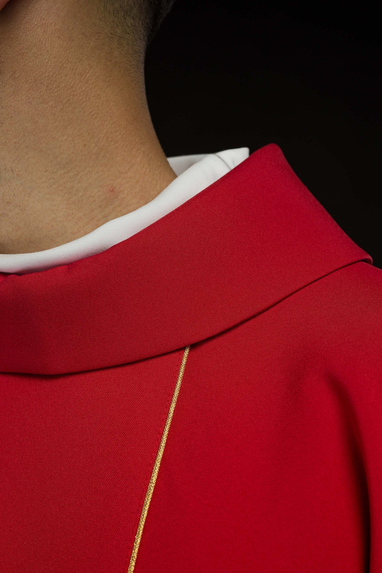 Rotes IHS gesticktes Messgewand mit Ornamenten - MESSGEWANDER.DE