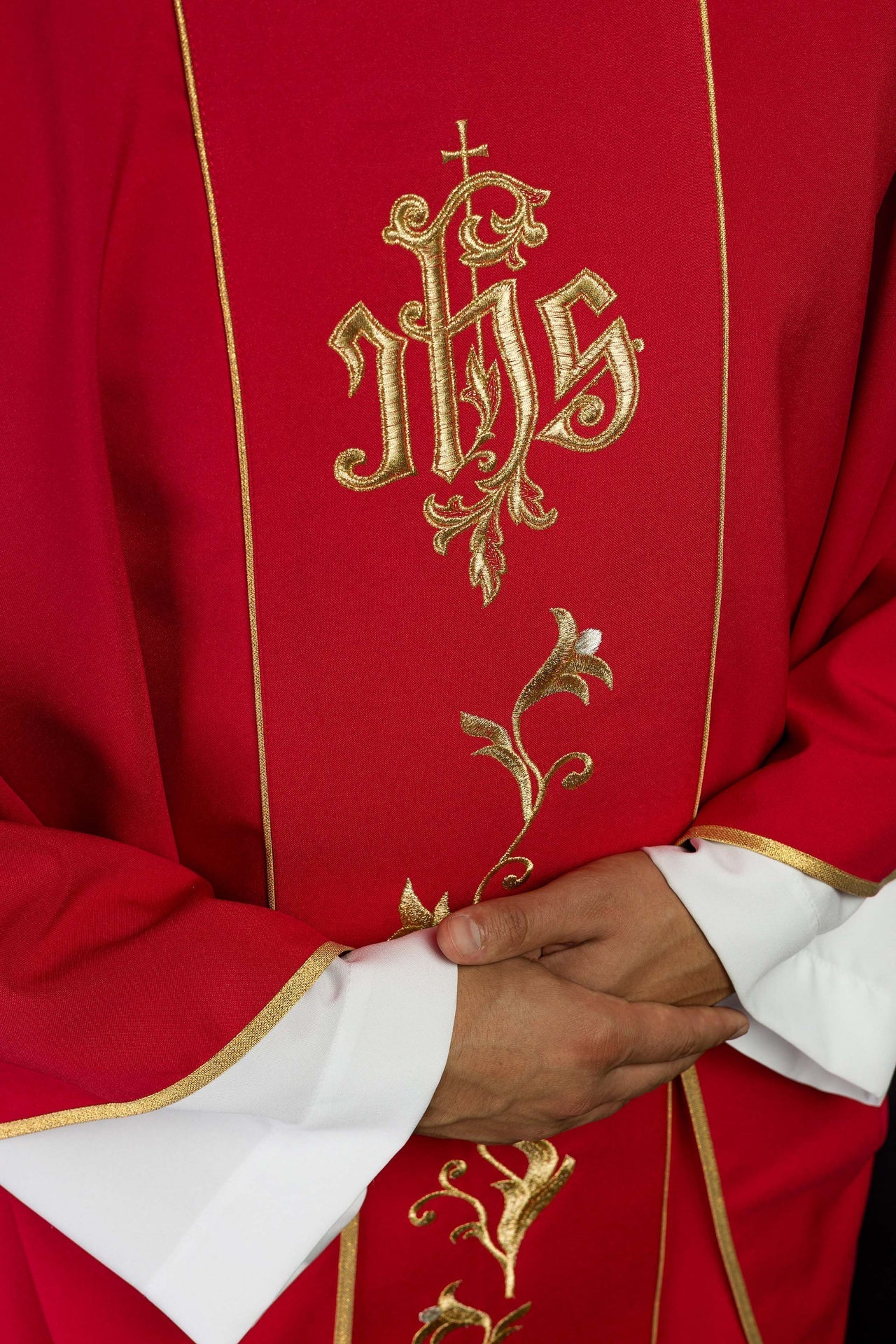 Rotes IHS gesticktes Messgewand mit Ornamenten - MESSGEWANDER.DE