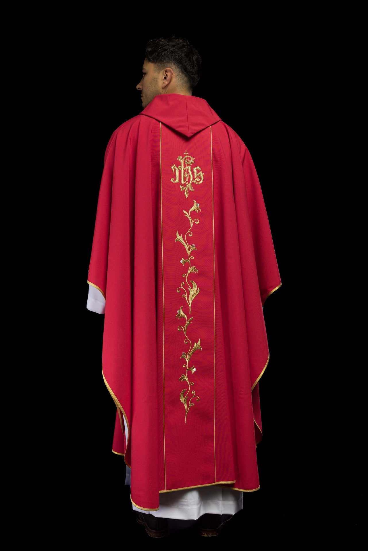 Rotes IHS gesticktes Messgewand mit Ornamenten - MESSGEWANDER.DE