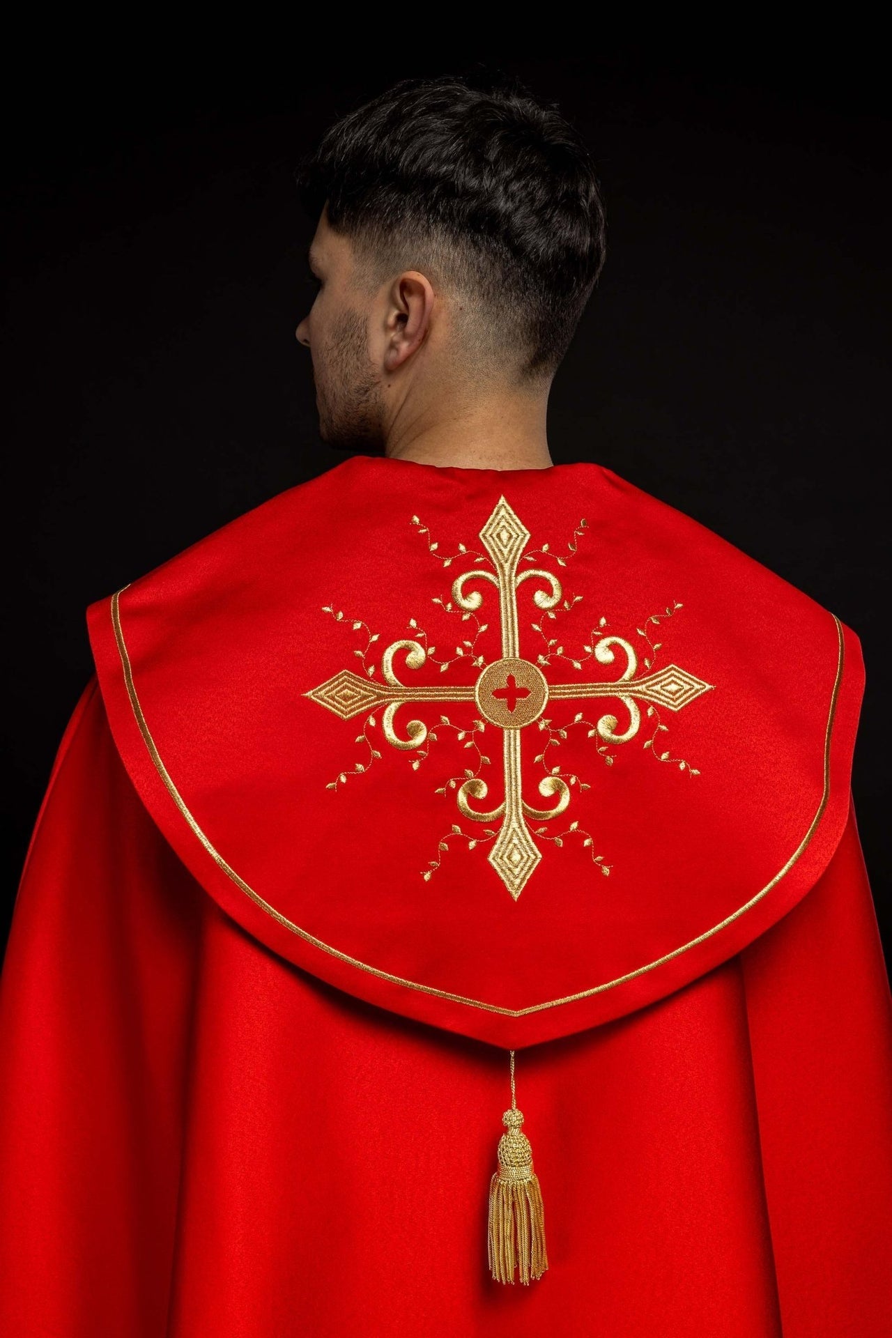 Rotes liturgisches Gewand mit goldenen Kreuzen bestickt - MESSGEWANDER.DE