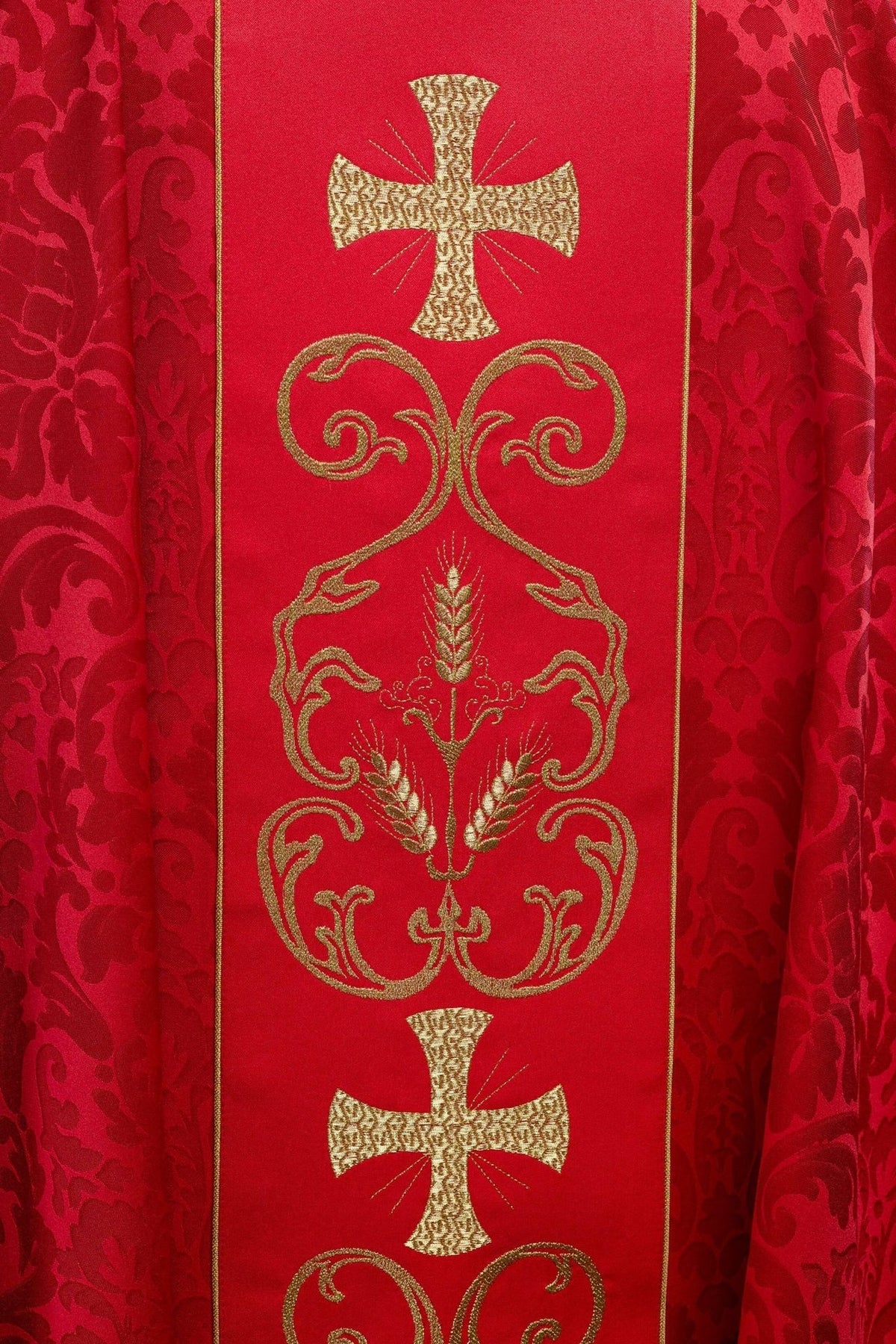 Rotes liturgisches Messgewand mit gesticktem Gürtel - MESSGEWANDER.DE