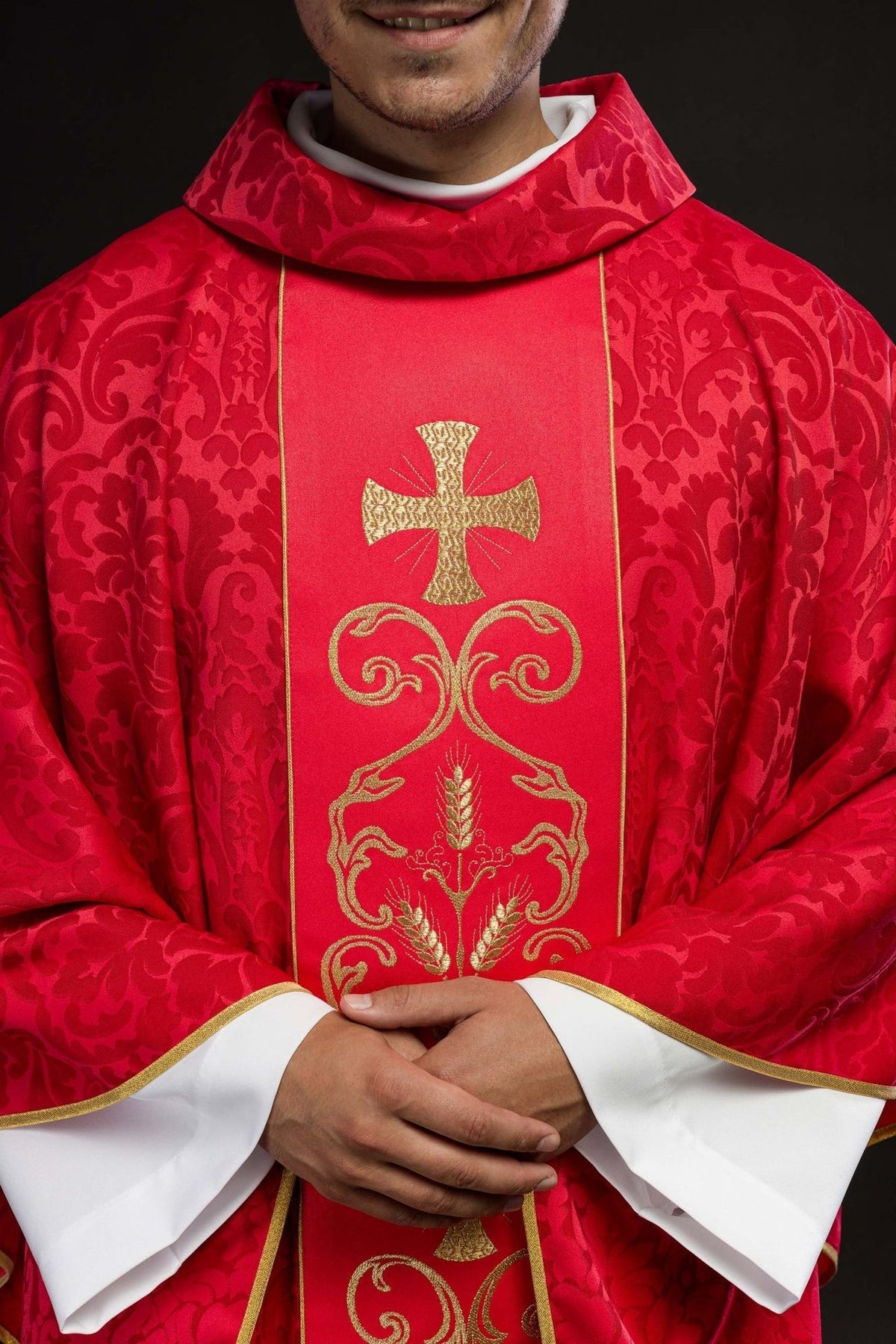 Rotes liturgisches Messgewand mit gesticktem Gürtel - MESSGEWANDER.DE