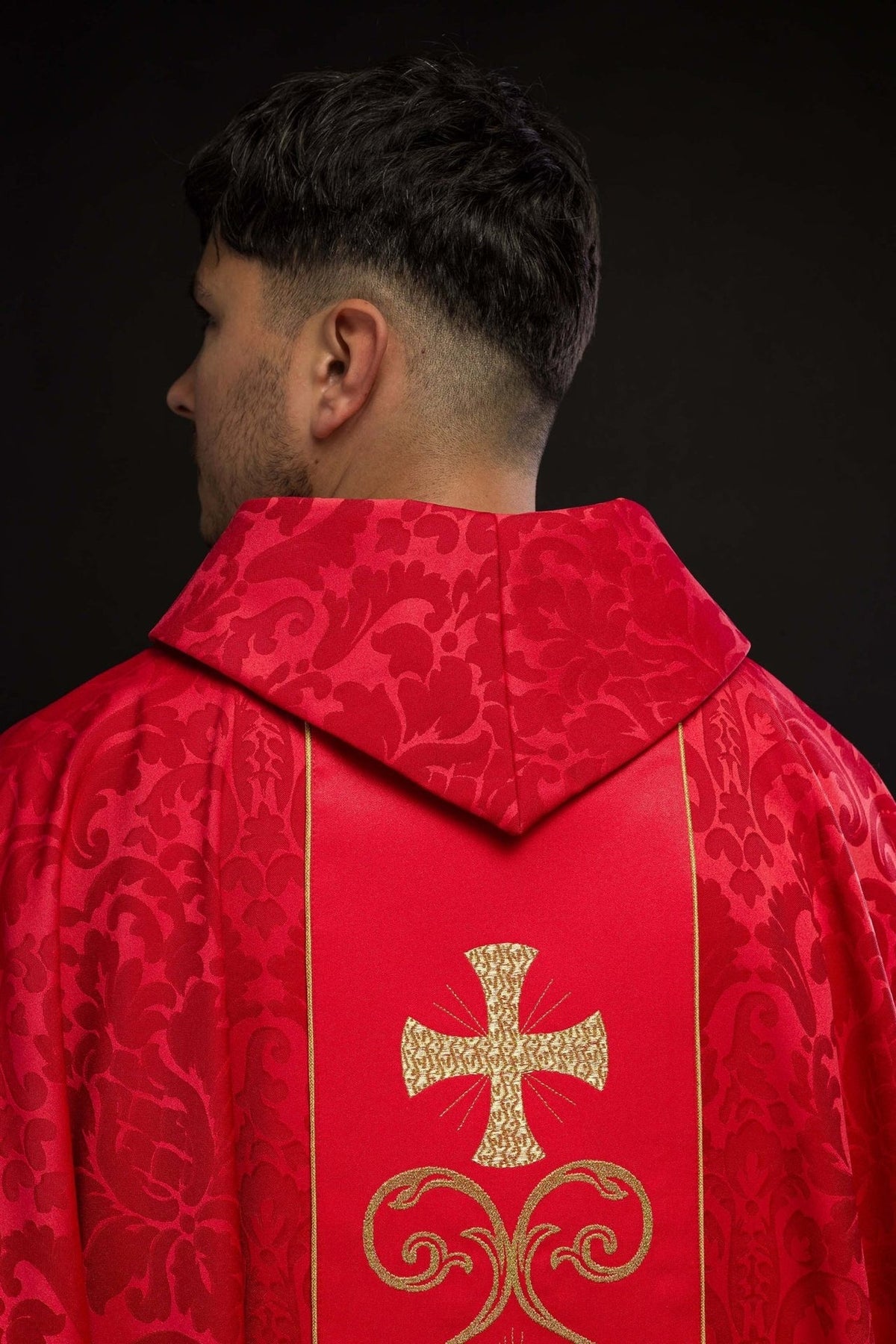 Rotes liturgisches Messgewand mit gesticktem Gürtel - MESSGEWANDER.DE