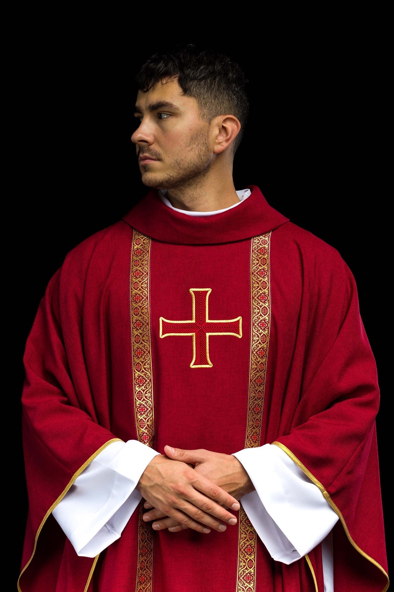 Rotes liturgisches Messgewand mit gesticktem Kreuz und Jacquardbändern - MESSGEWANDER.DE