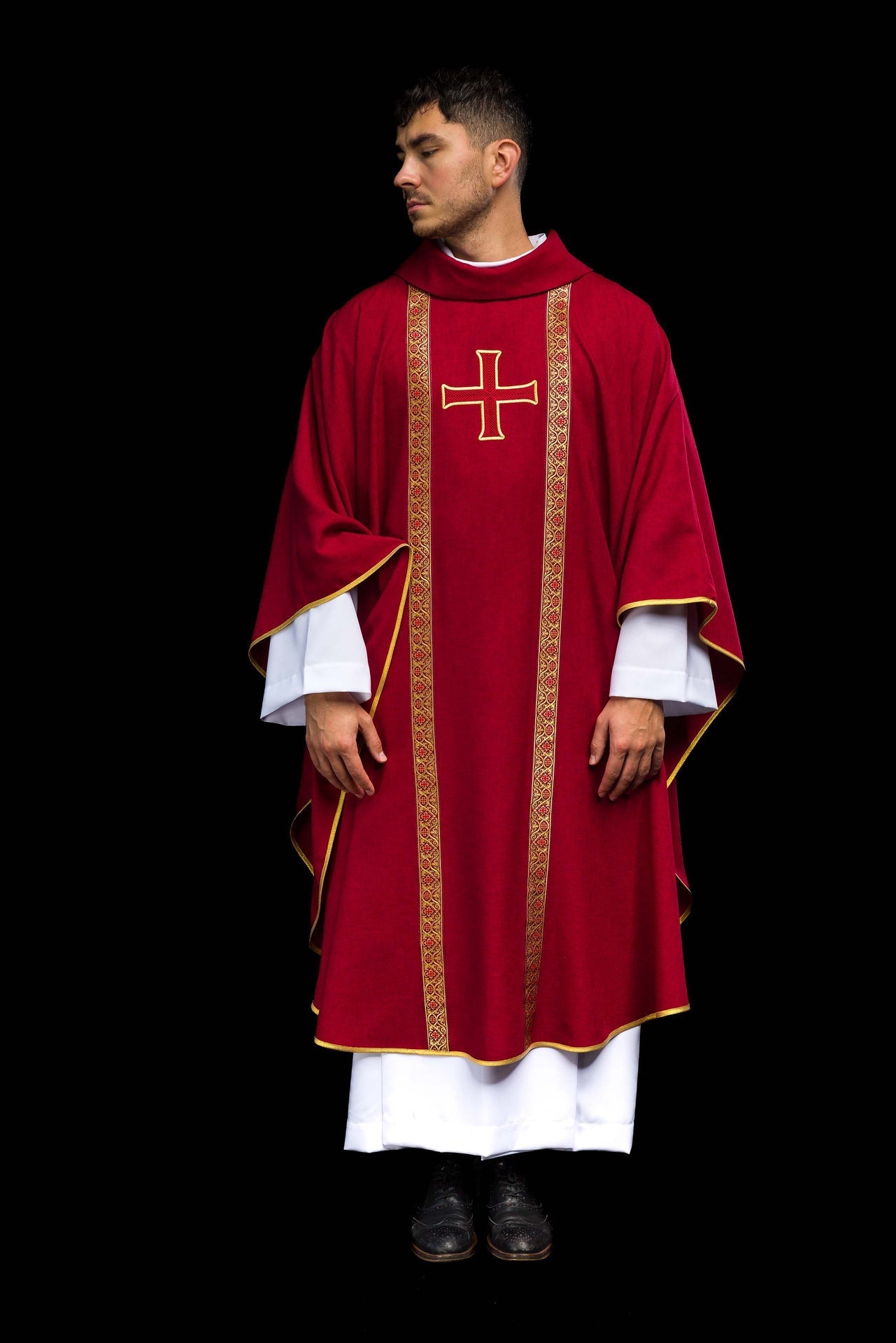 Rotes liturgisches Messgewand mit gesticktem Kreuz und Jacquardbändern - MESSGEWANDER.DE