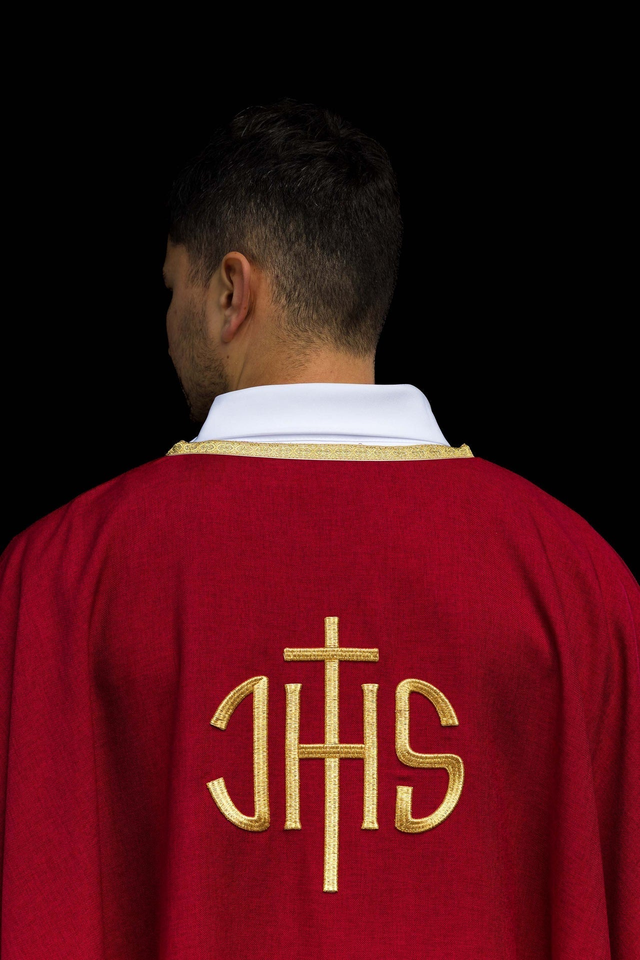 Rotes liturgisches Messgewand mit goldener IHS-Stickerei - MESSGEWANDER.DE