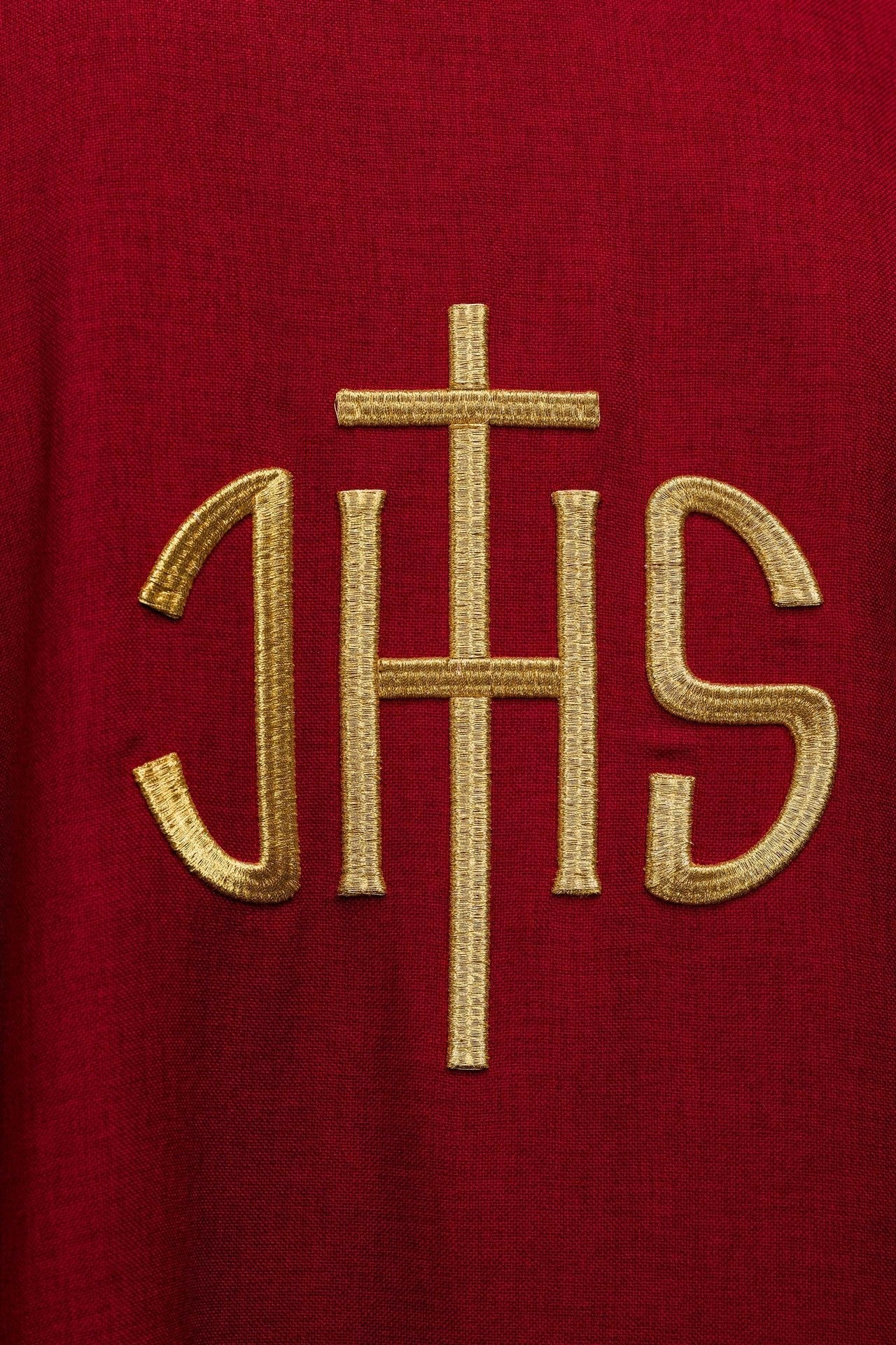 Rotes liturgisches Messgewand mit goldener IHS-Stickerei - MESSGEWANDER.DE