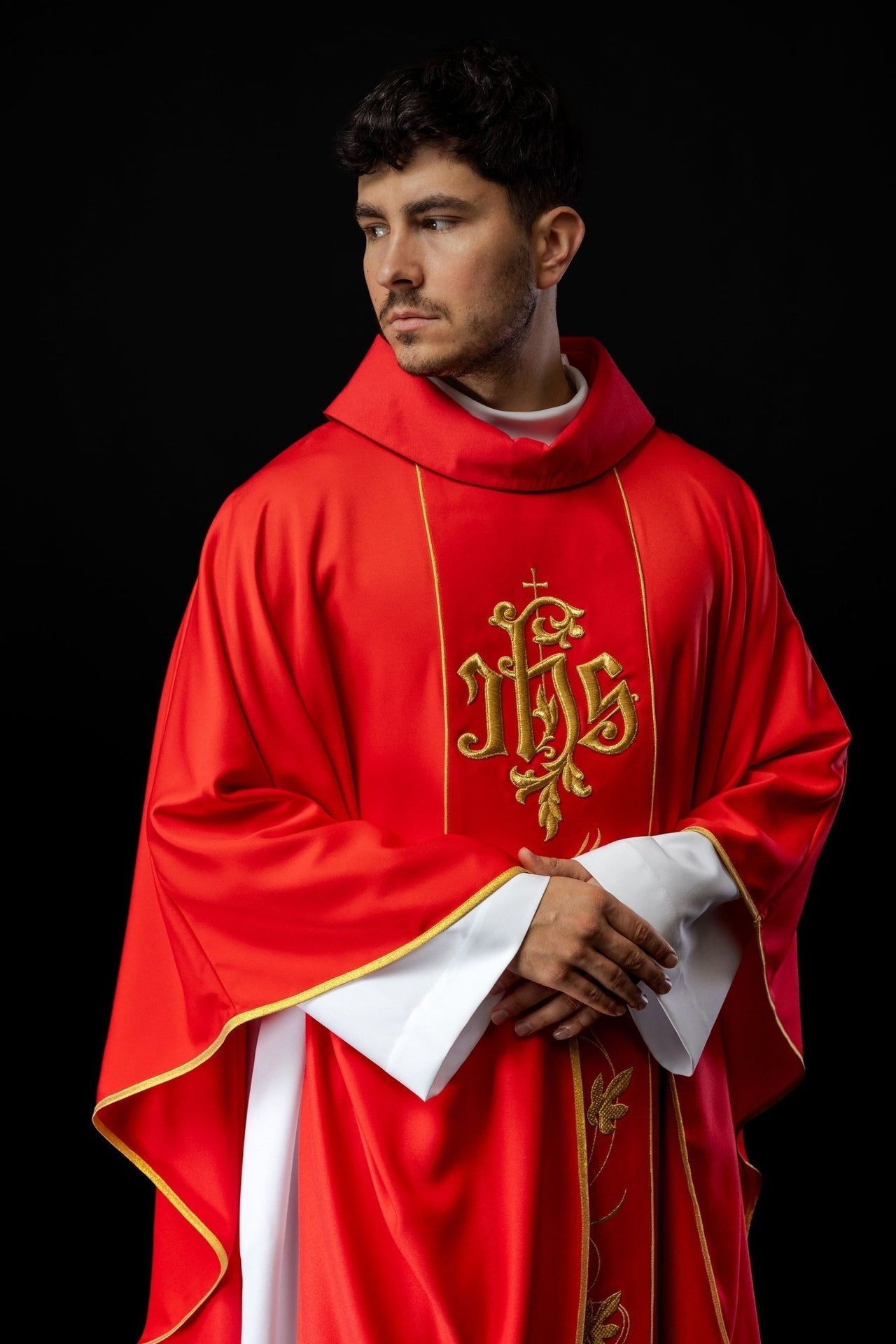 Rotes liturgisches Messgewand mit reich verziertem Gürtel mit Blumenmotiv und IHS - MESSGEWANDER.DE