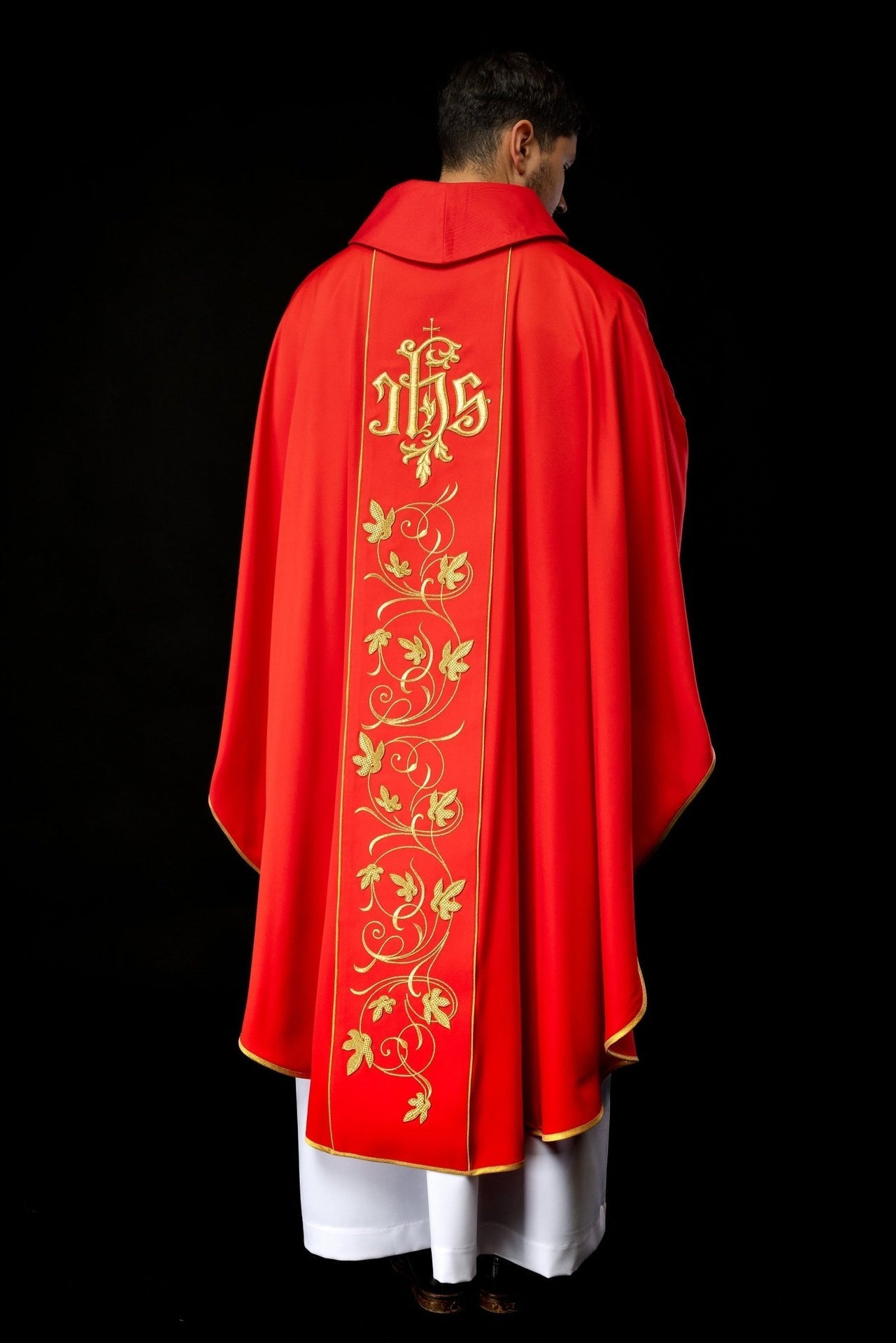 Rotes liturgisches Messgewand mit reich verziertem Gürtel mit Blumenmotiv und IHS - MESSGEWANDER.DE