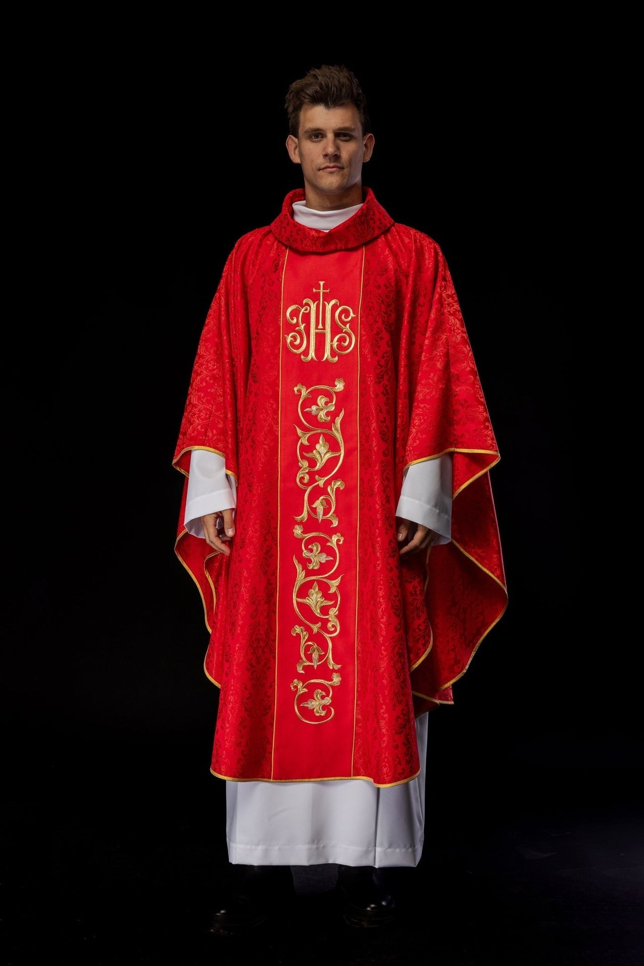 Rotes liturgisches Messgewand mit reich verziertem IHS-Gürtel - MESSGEWANDER.DE