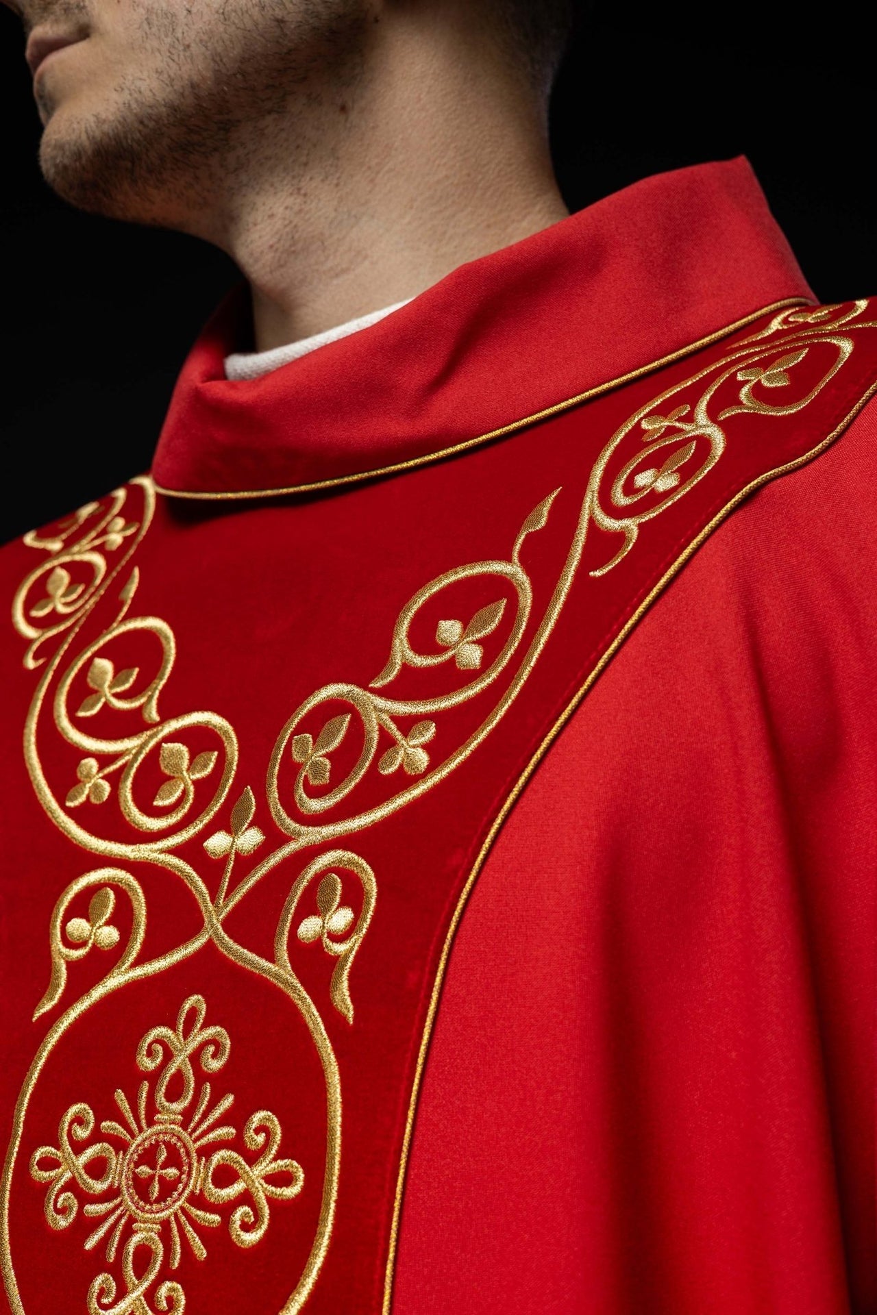 Rotes liturgisches Messgewand mit Stickerei auf Samt verziert - MESSGEWANDER.DE