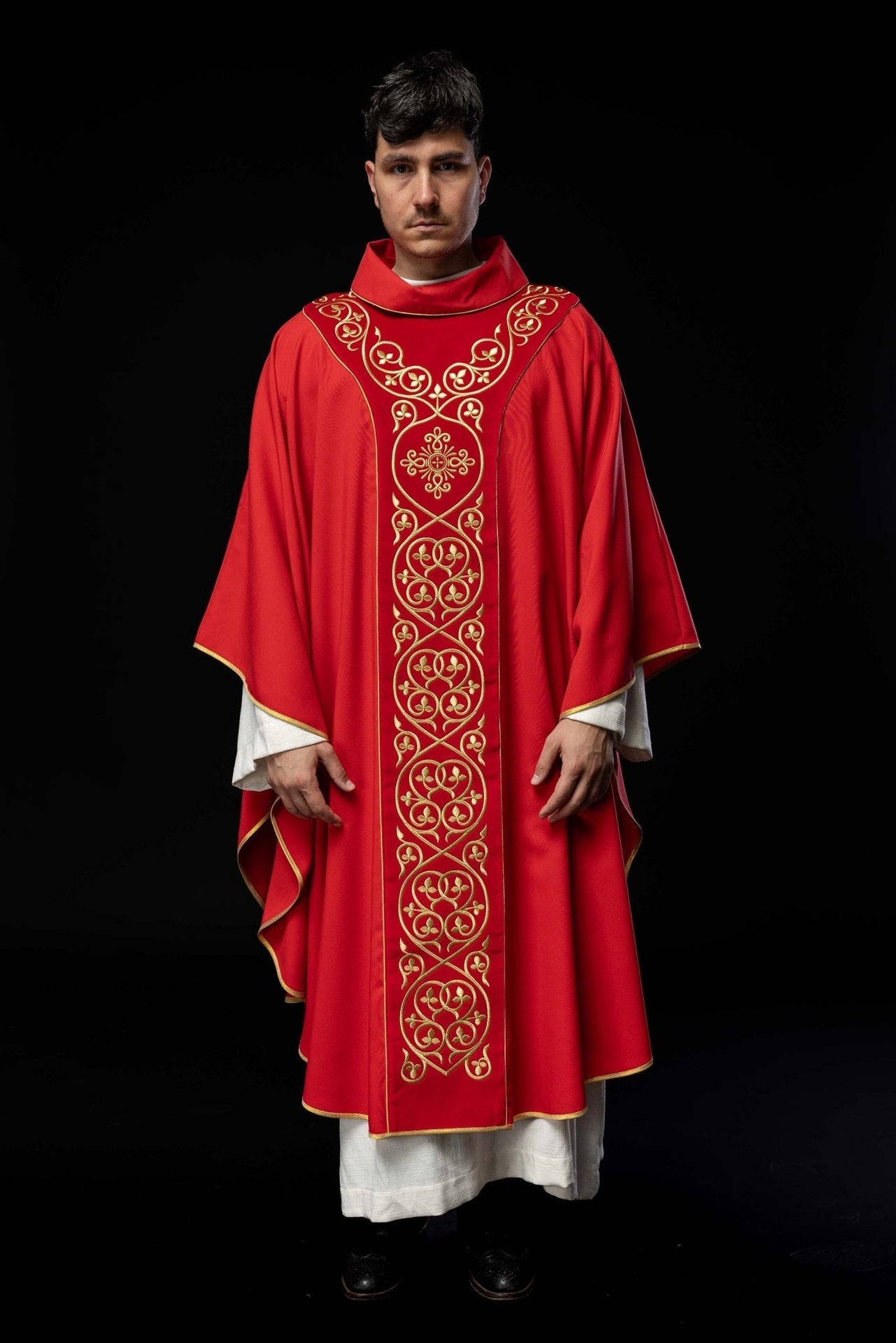 Rotes liturgisches Messgewand mit Stickerei auf Samt verziert - MESSGEWANDER.DE