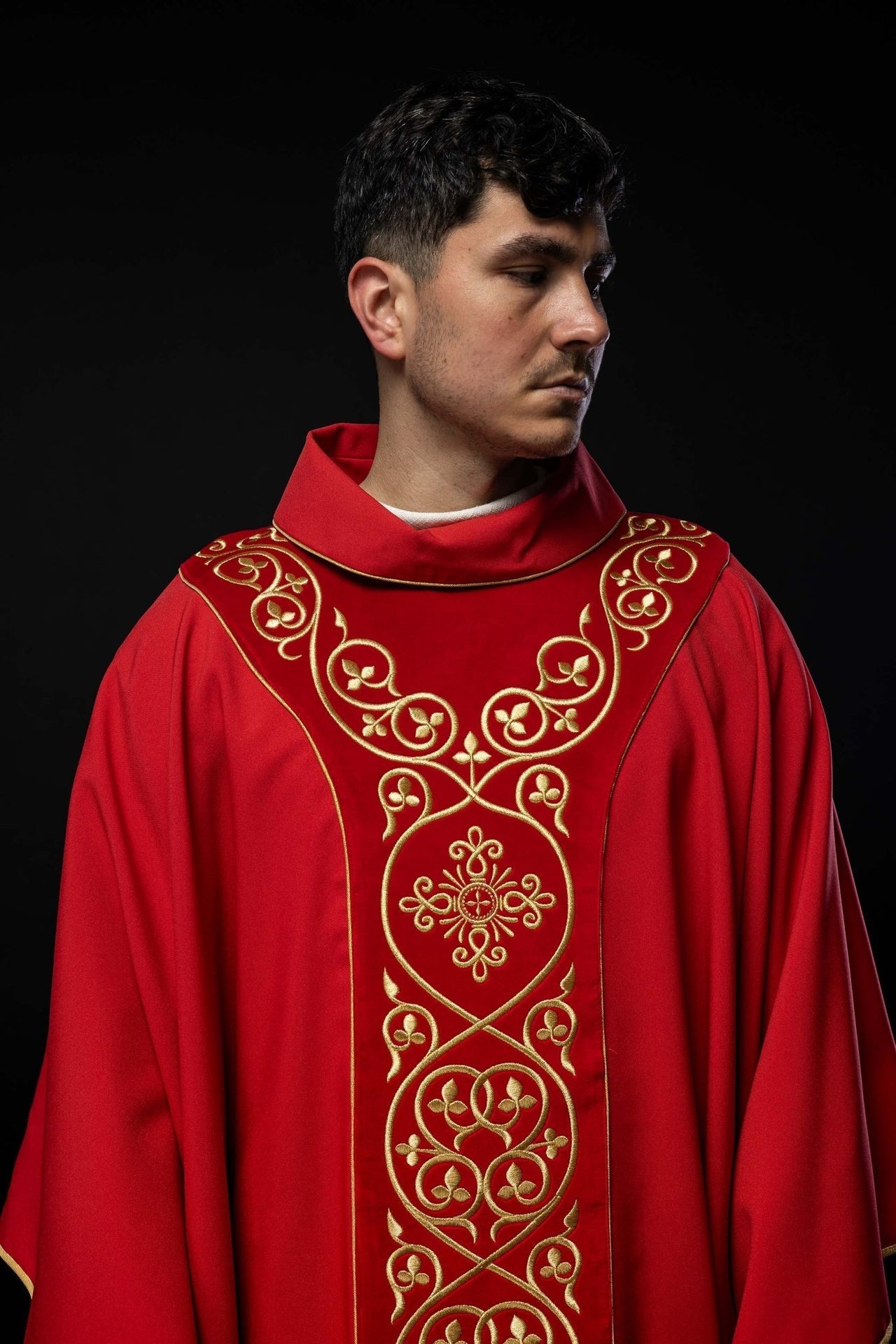 Rotes liturgisches Messgewand mit Stickerei auf Samt verziert - MESSGEWANDER.DE