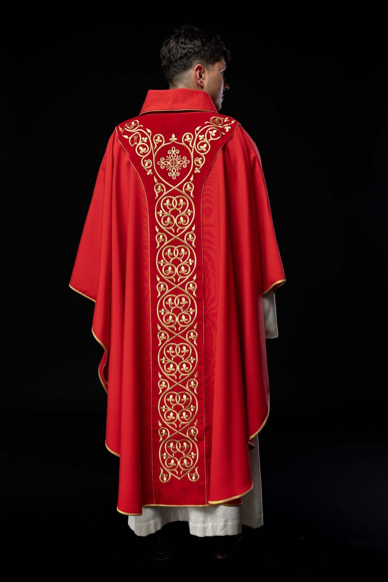 Rotes liturgisches Messgewand mit Stickerei auf Samt verziert - MESSGEWANDER.DE