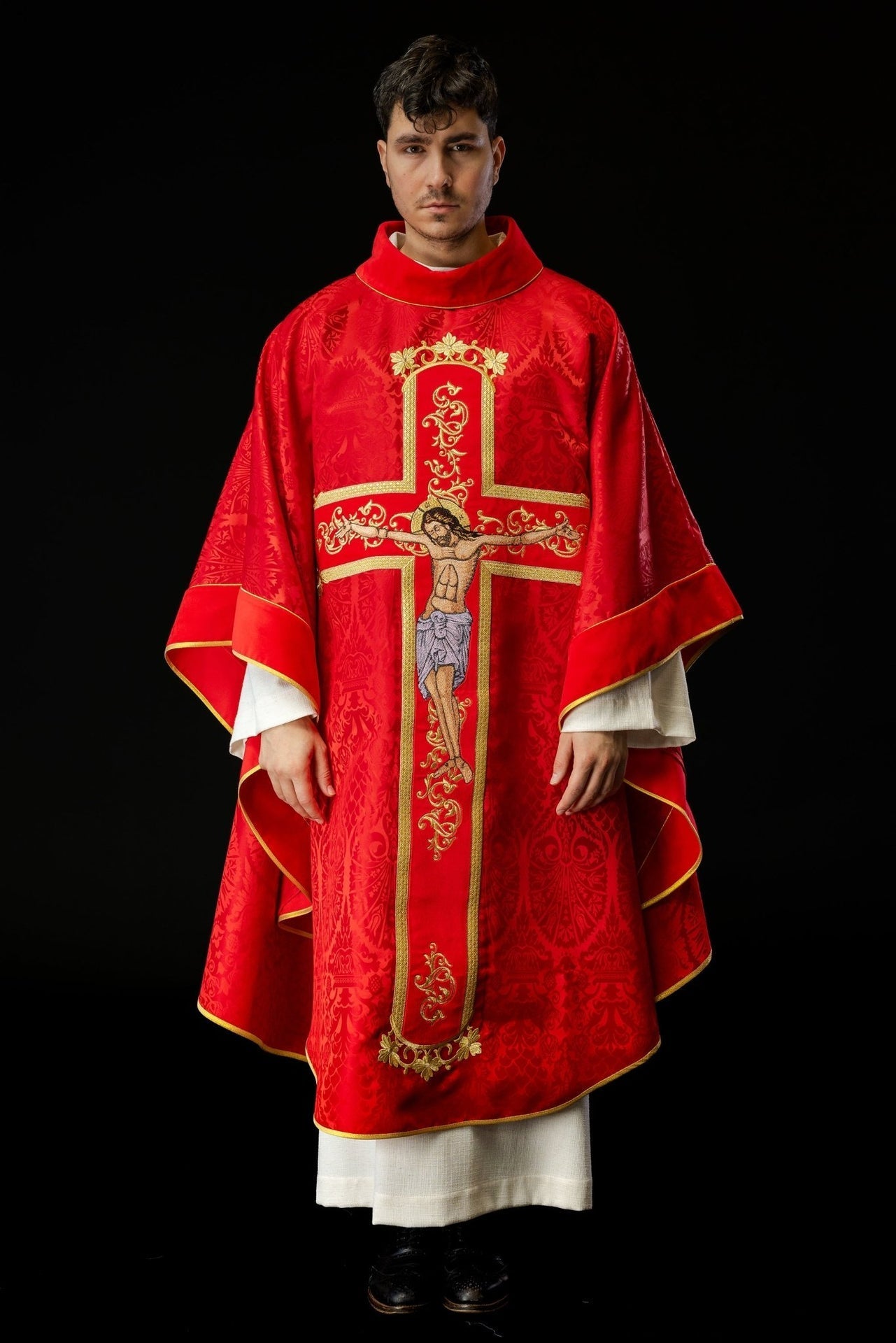 Rotes Messgewand, bestickt mit dem Muster von Jesus Christus - MESSGEWANDER.DE