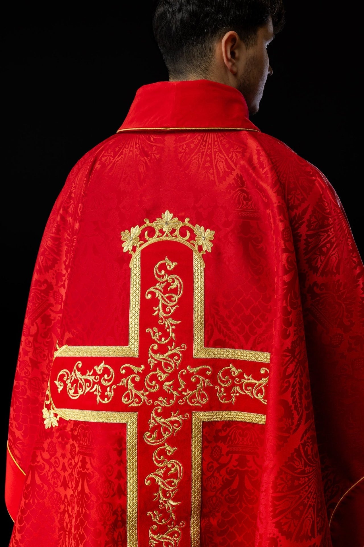Rotes Messgewand, bestickt mit dem Muster von Jesus Christus - MESSGEWANDER.DE