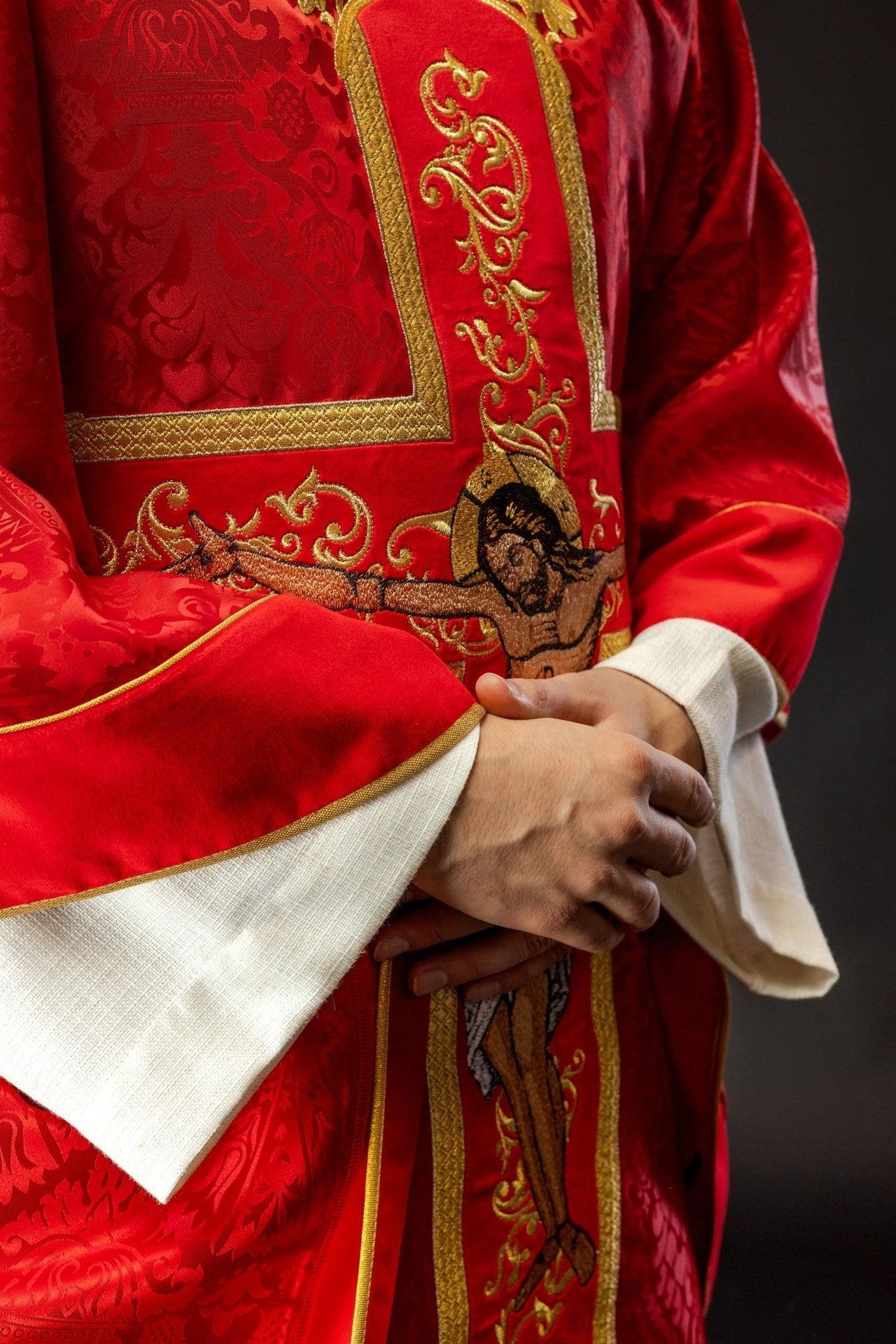 Rotes Messgewand, bestickt mit dem Muster von Jesus Christus - MESSGEWANDER.DE