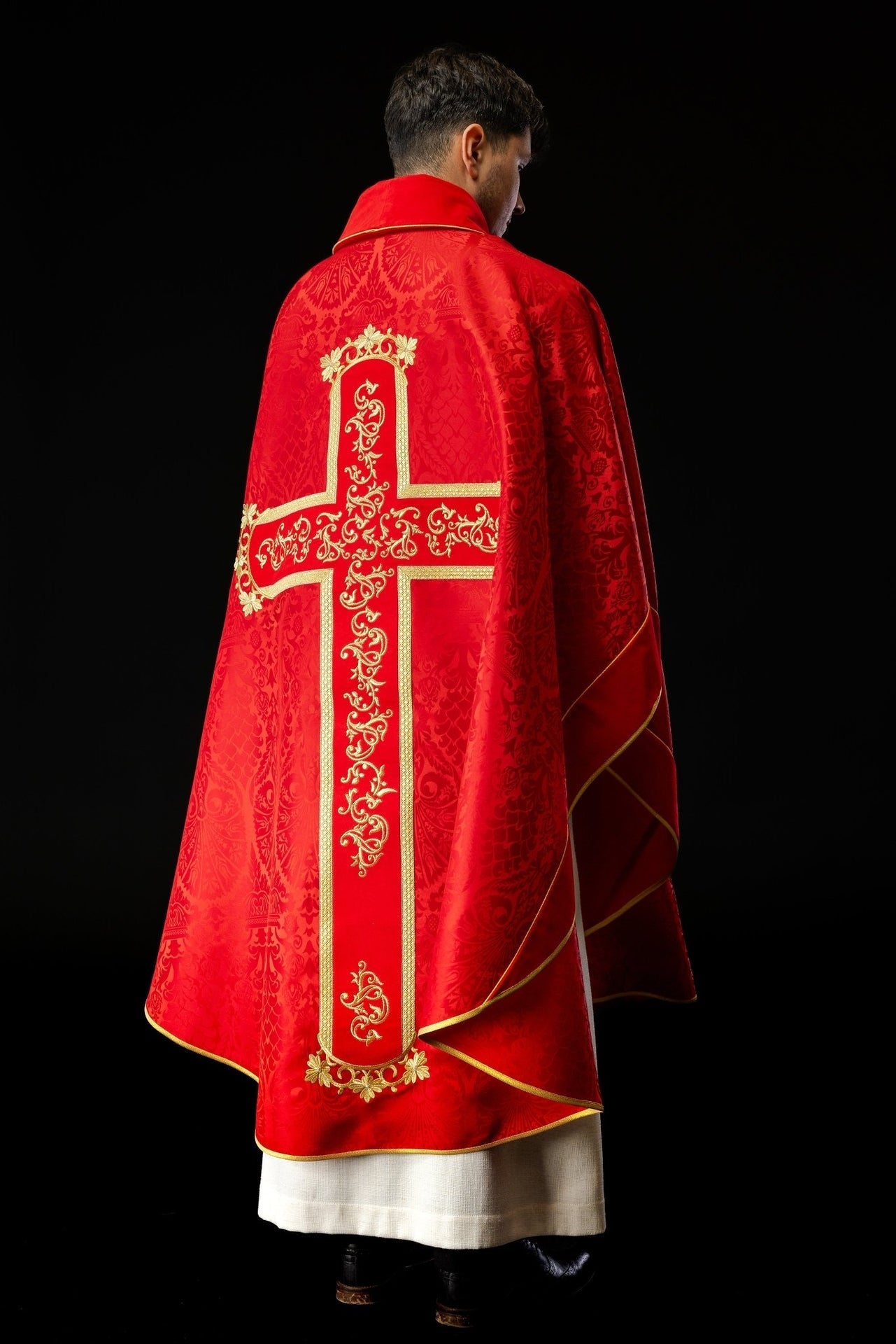 Rotes Messgewand, bestickt mit dem Muster von Jesus Christus - MESSGEWANDER.DE
