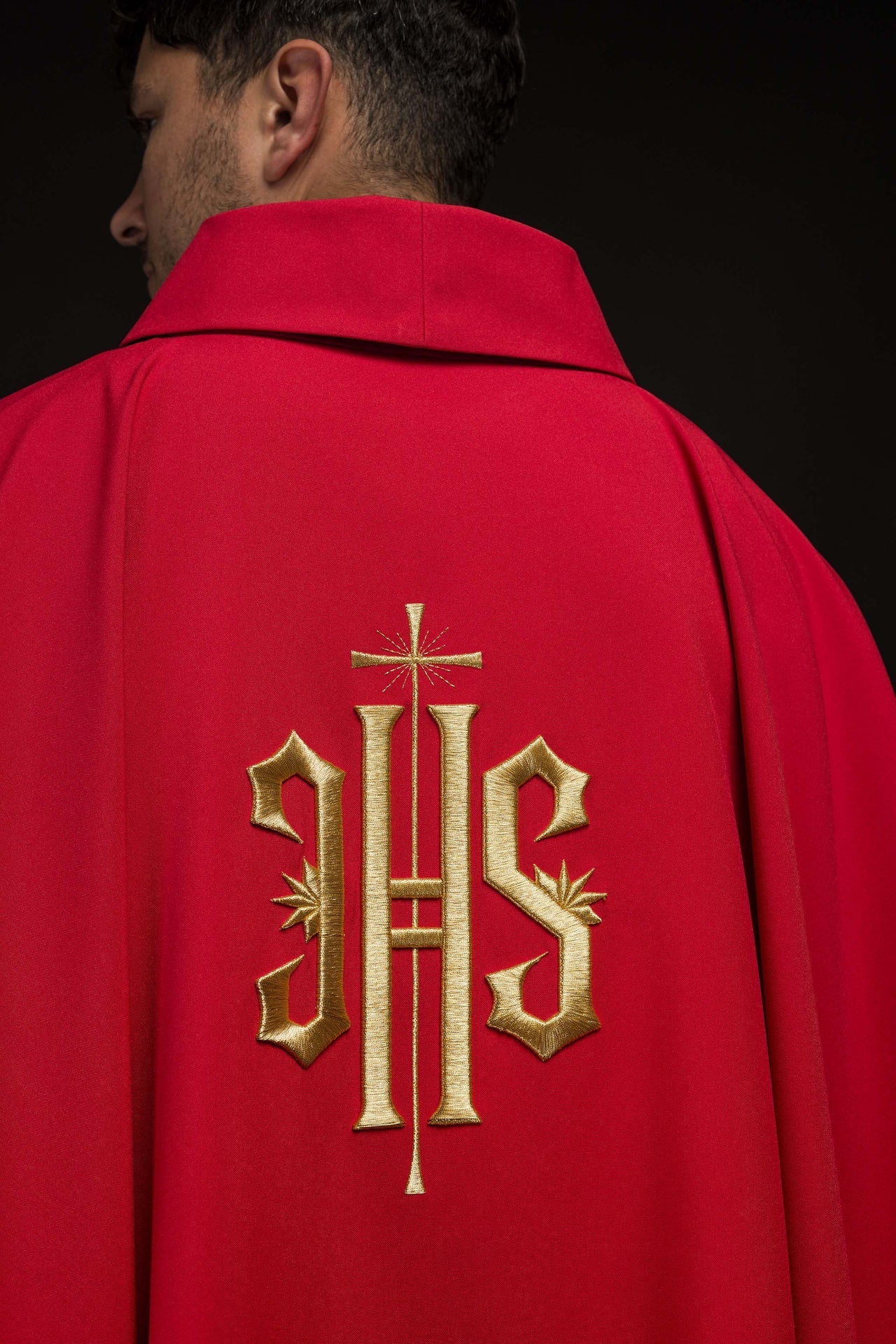 Rotes Messgewand, bestickt mit goldenem IHS-Motiv - MESSGEWANDER.DE
