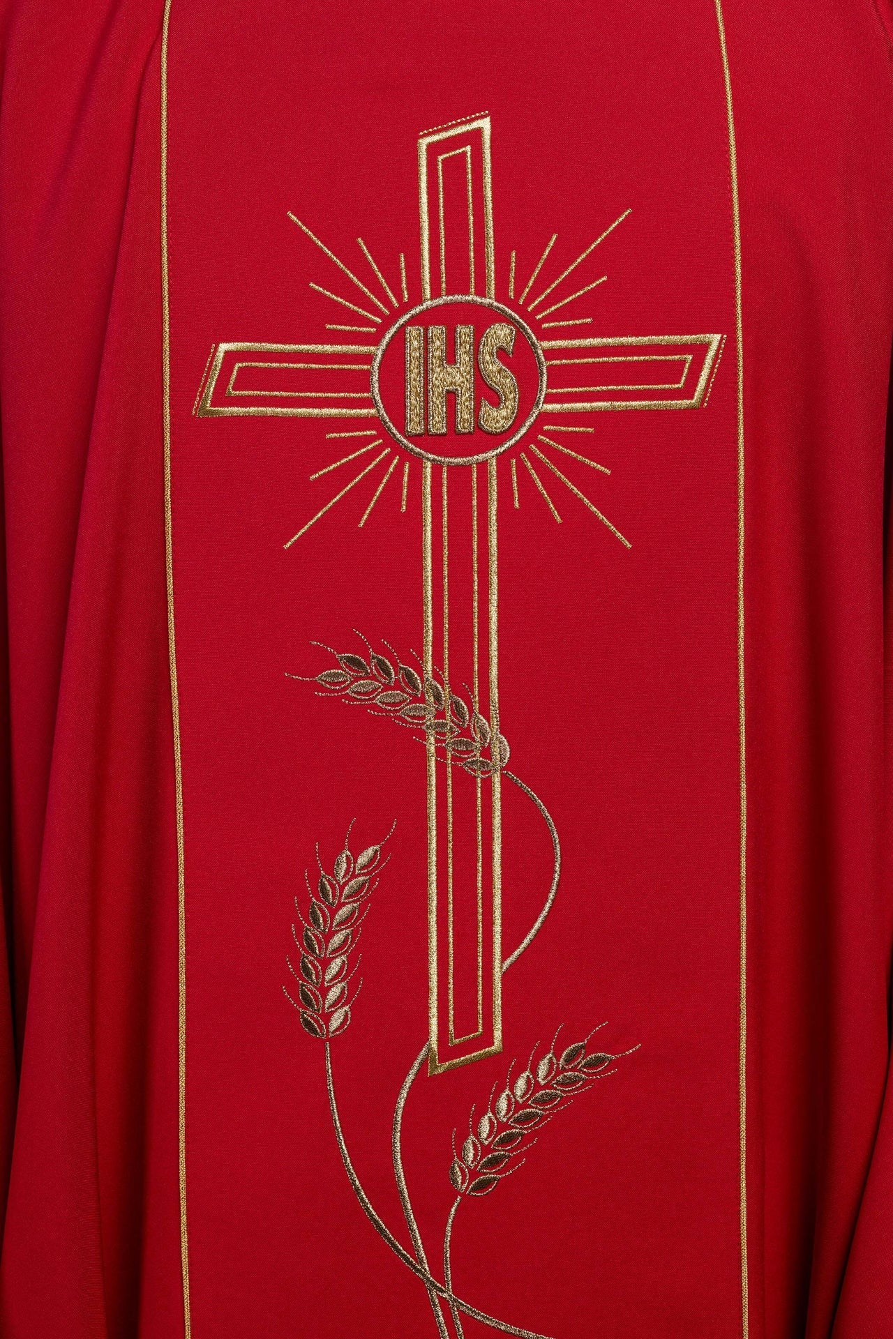 Rotes Messgewand mit breitem, goldgesticktem IHS-Kreuz - MESSGEWANDER.DE