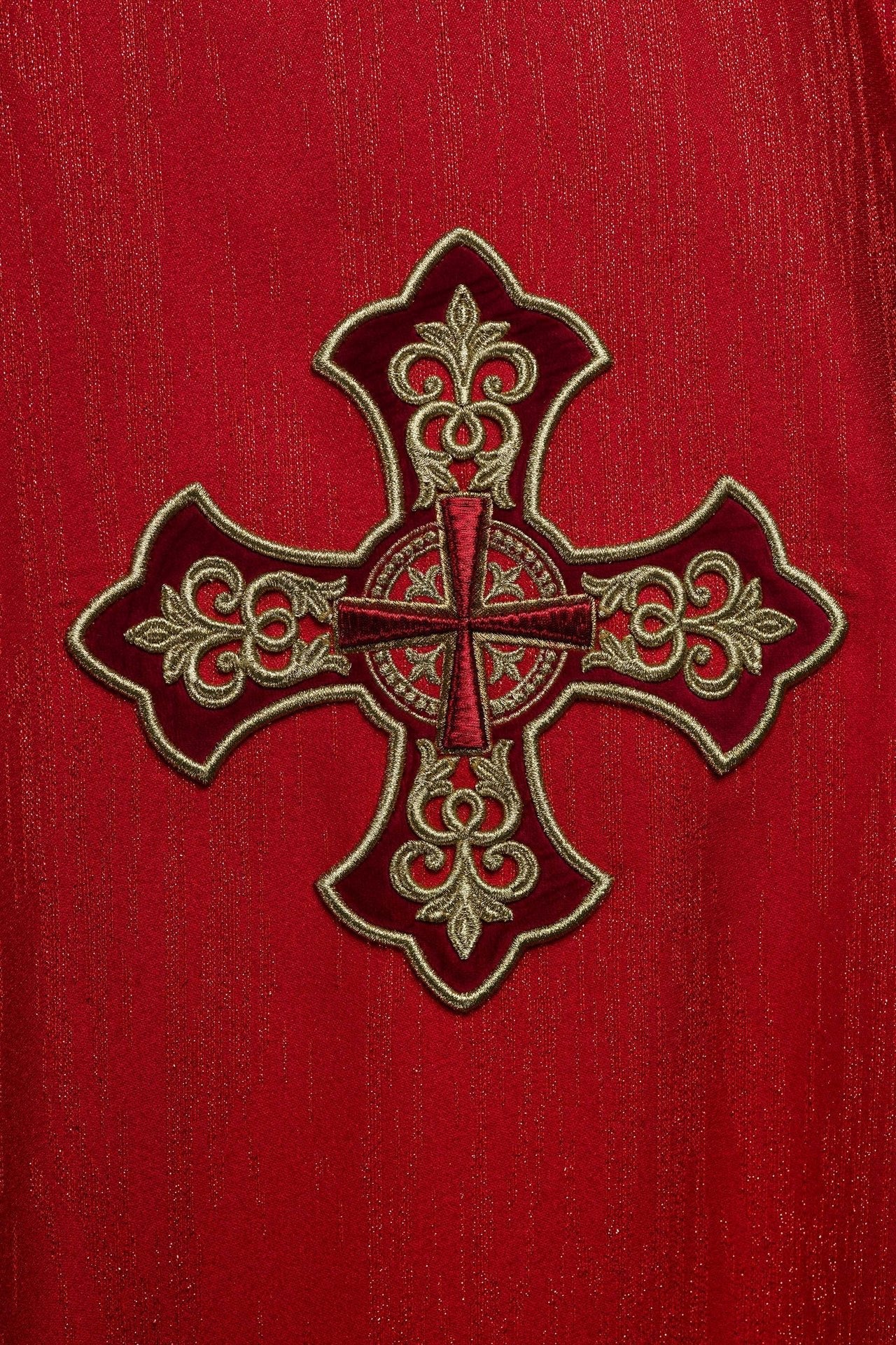 Rotes Messgewand mit gesticktem Kreuzmotiv auf verziertem Stoff - MESSGEWANDER.DE