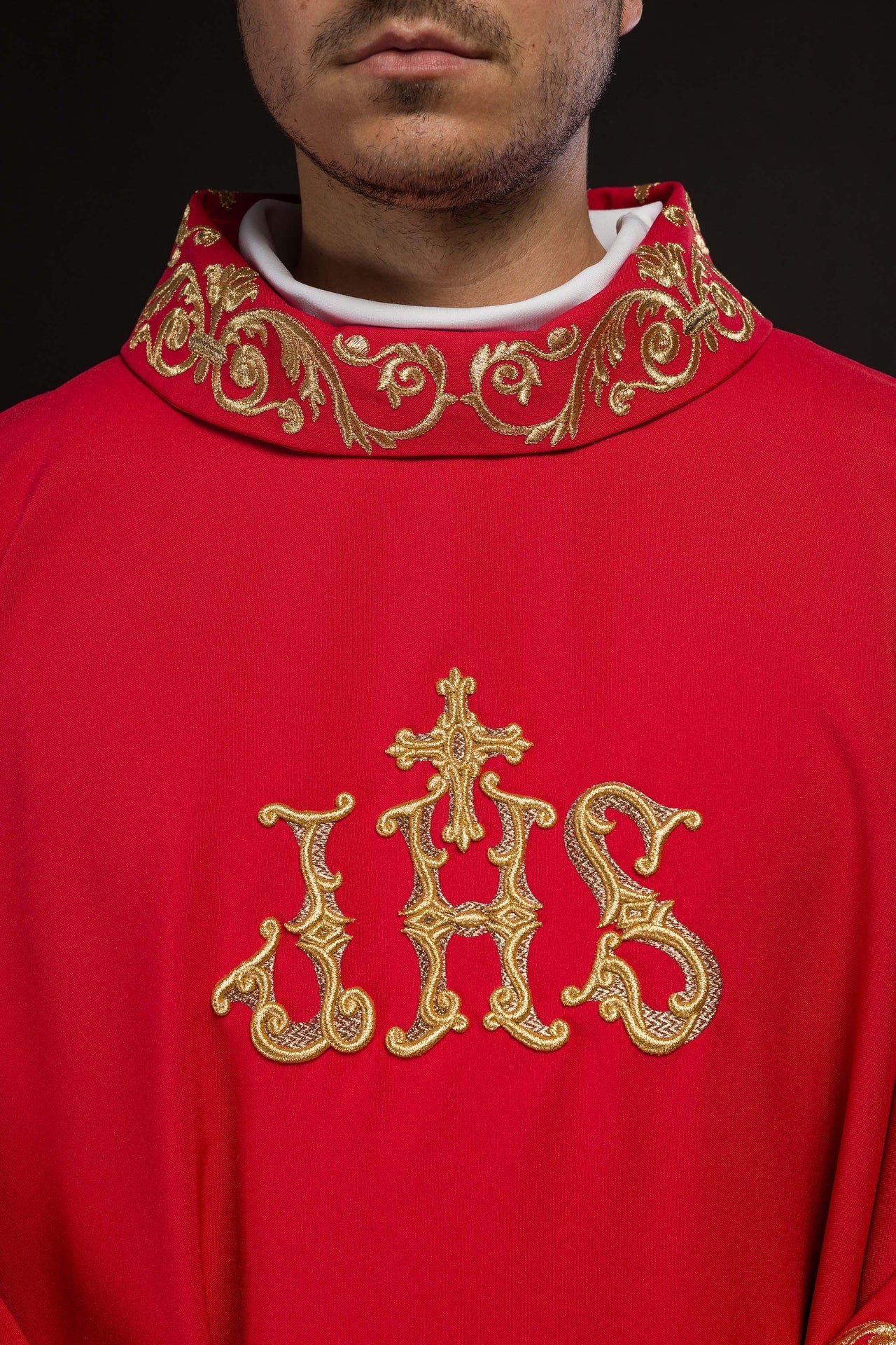 Rotes Messgewand mit goldener IHS-Stickerei und dekorativen Verzierungen - MESSGEWANDER.DE