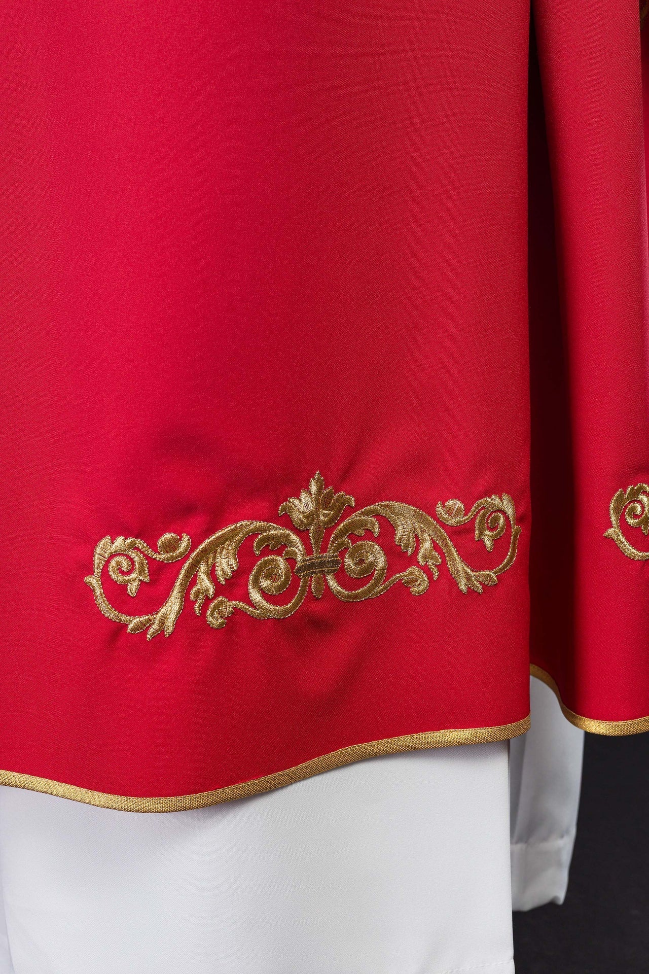 Rotes Messgewand mit goldener IHS-Stickerei und dekorativen Verzierungen - MESSGEWANDER.DE