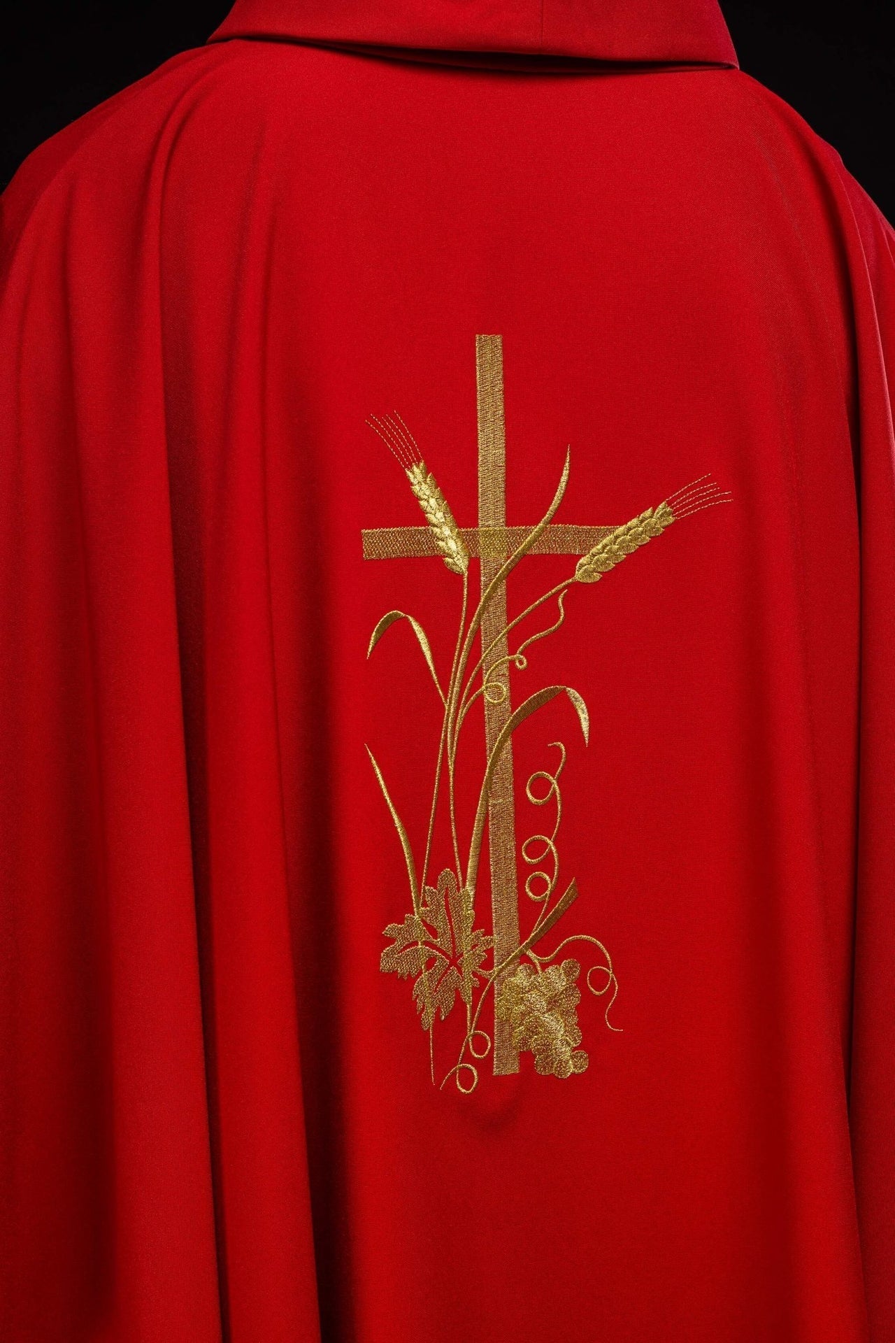 Rotes Messgewand mit goldener Kreuzstickerei - MESSGEWANDER.DE