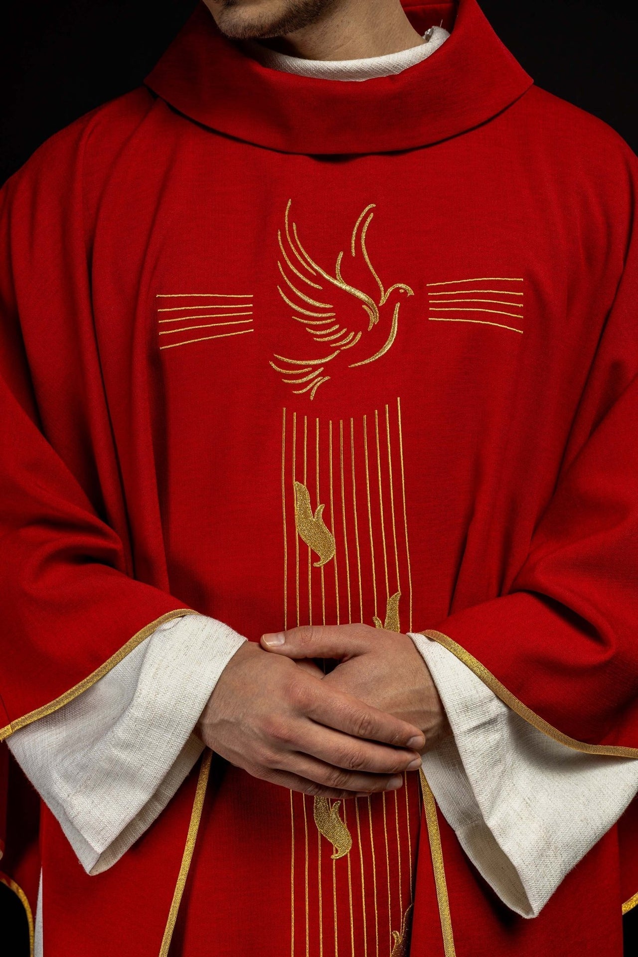 Rotes Messgewand mit Goldverzierung und Heilig-Geist-Stickerei - MESSGEWANDER.DE