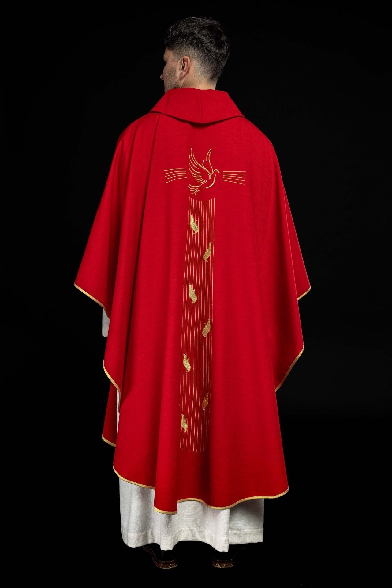 Rotes Messgewand mit Goldverzierung und Heilig-Geist-Stickerei - MESSGEWANDER.DE