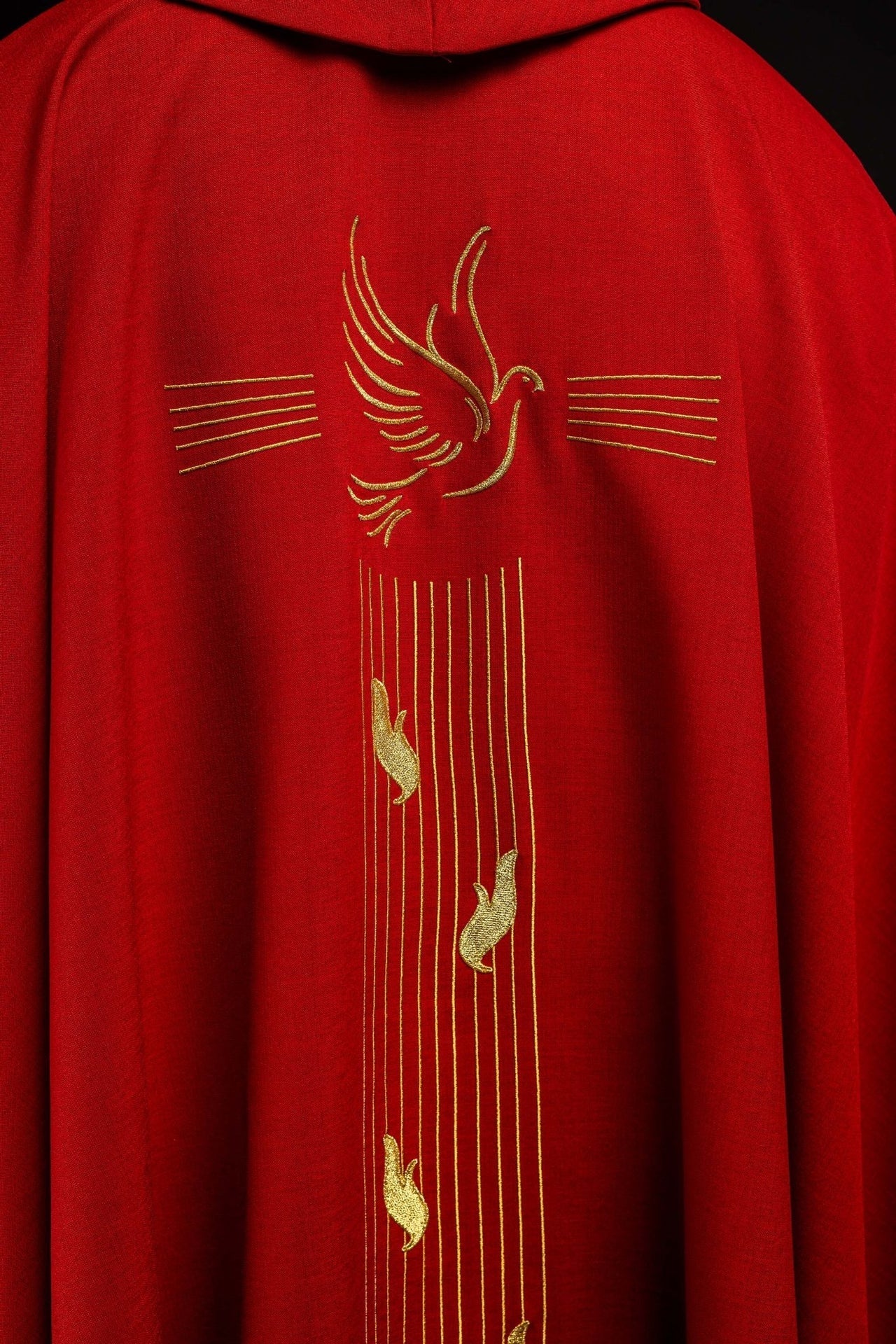 Rotes Messgewand mit Goldverzierung und Heilig-Geist-Stickerei - MESSGEWANDER.DE