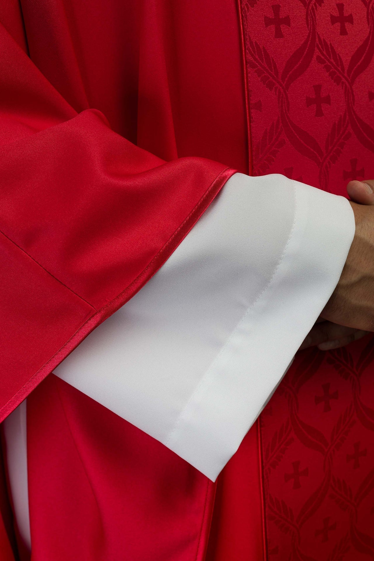 Rotes Messgewand mit Jacquard-Streifen und Kreuzmotiven - MESSGEWANDER.DE