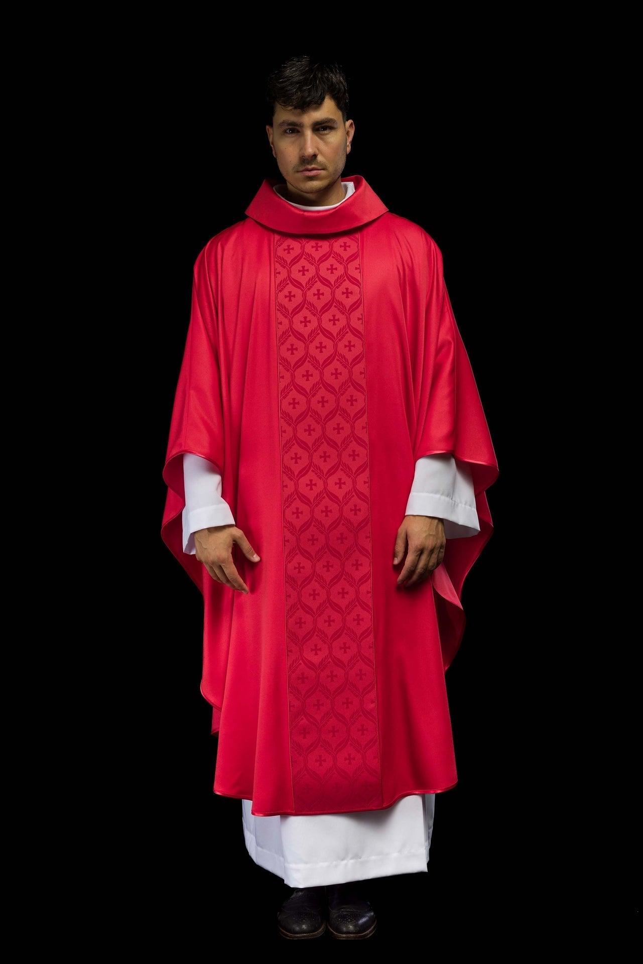 Rotes Messgewand mit Jacquard-Streifen und Kreuzmotiven - MESSGEWANDER.DE