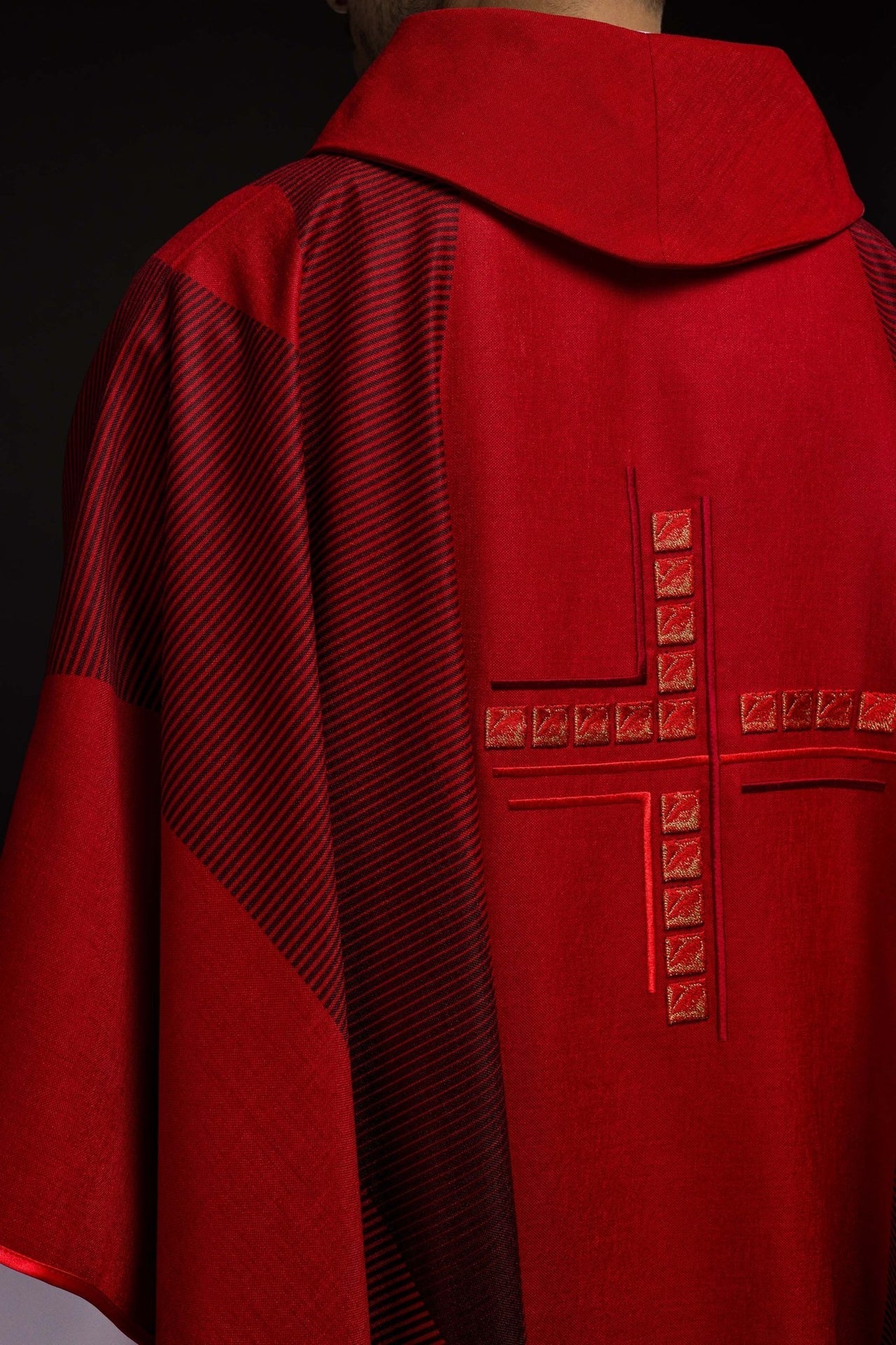 Rotes Messgewand mit Kreuz - MESSGEWANDER.DE