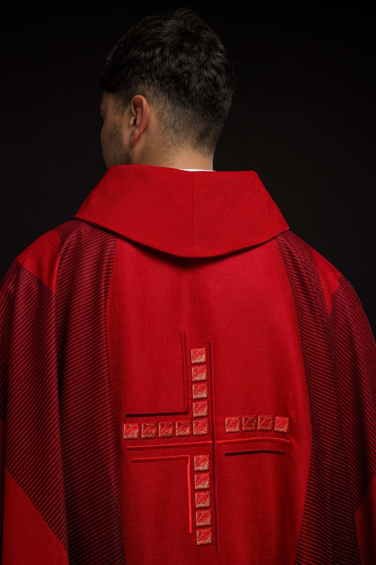 Rotes Messgewand mit Kreuz - MESSGEWANDER.DE
