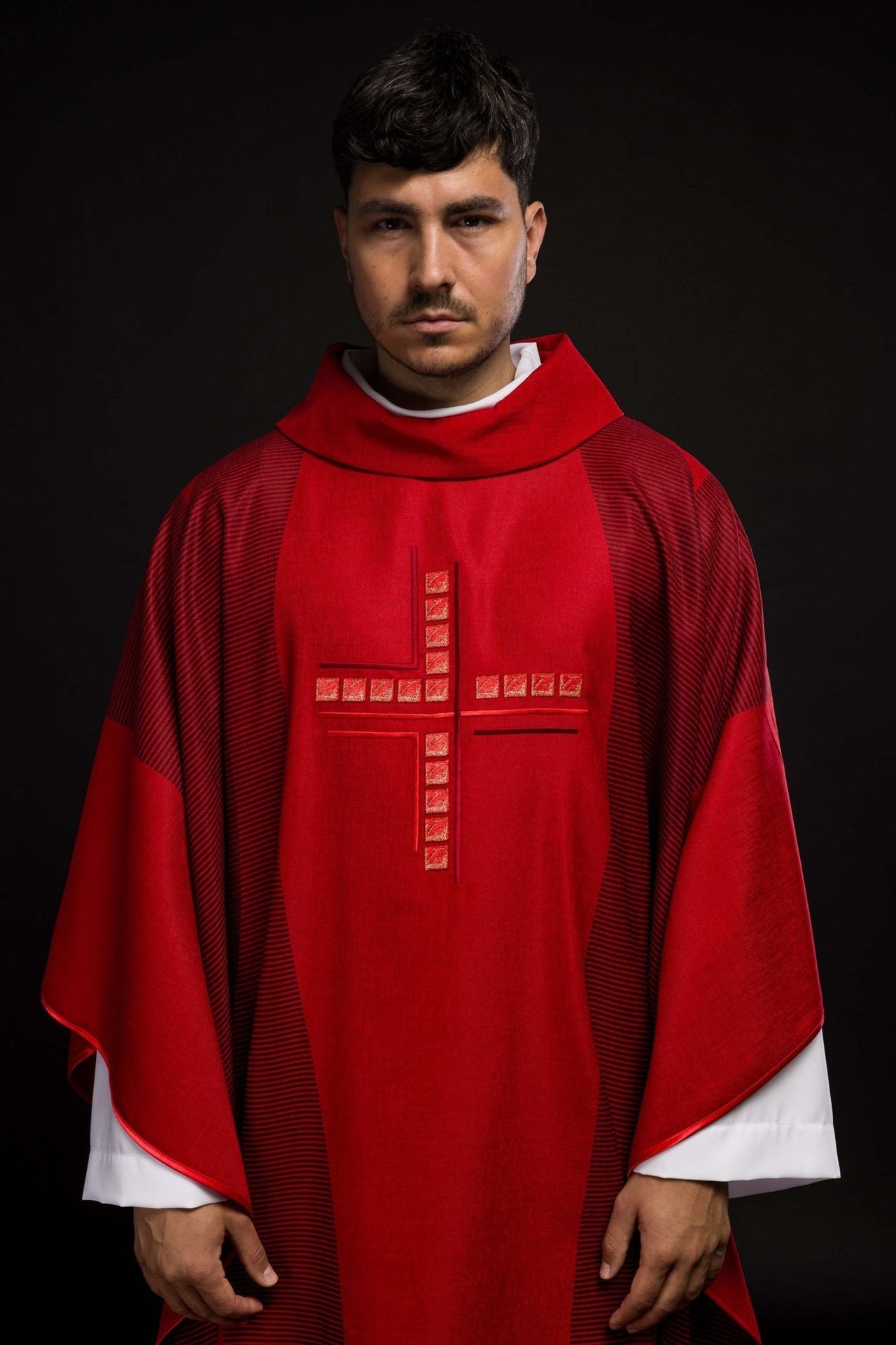 Rotes Messgewand mit Kreuz - MESSGEWANDER.DE