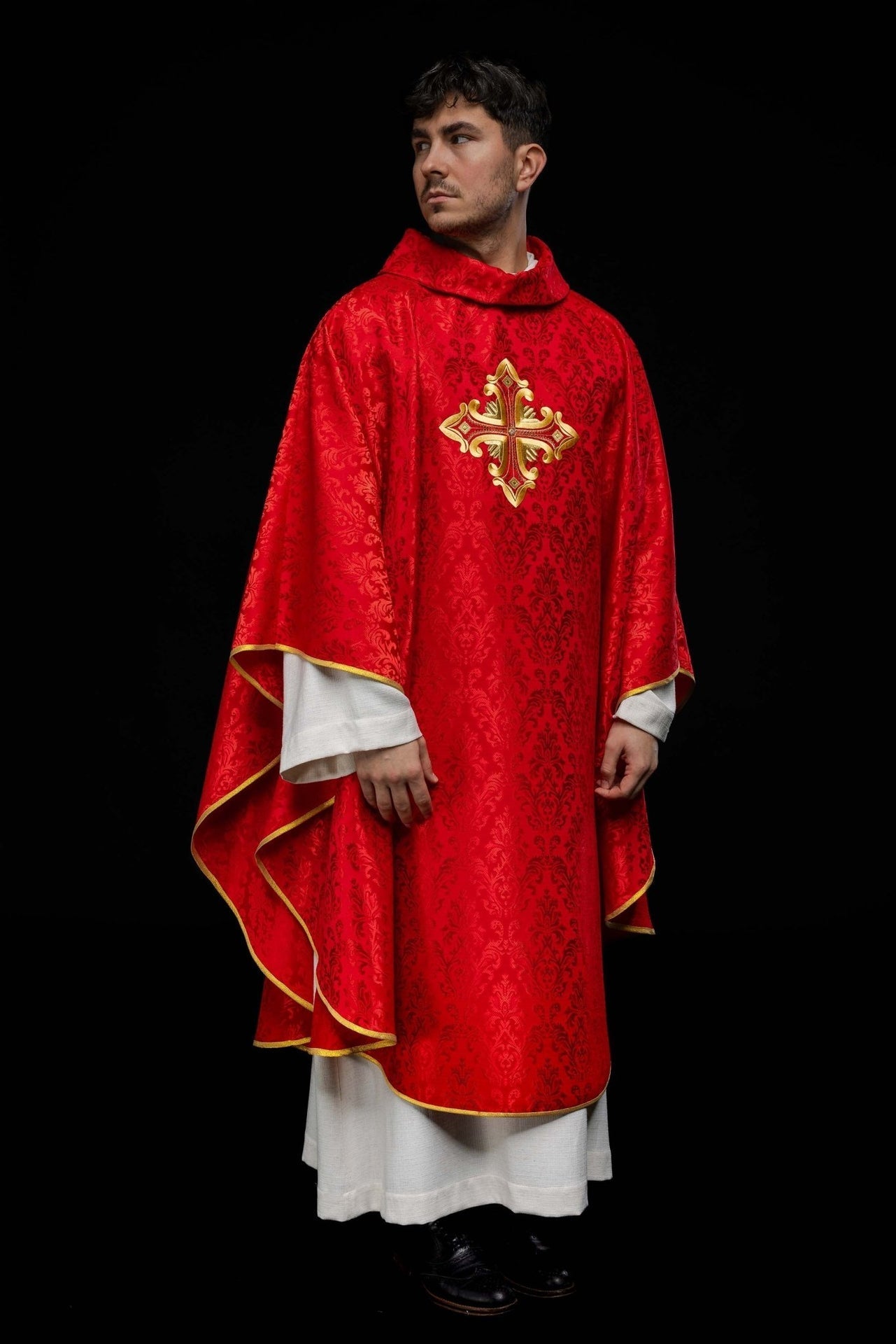 Rotes Messgewand mit Kreuz aus gemustertem Stoff - MESSGEWANDER.DE