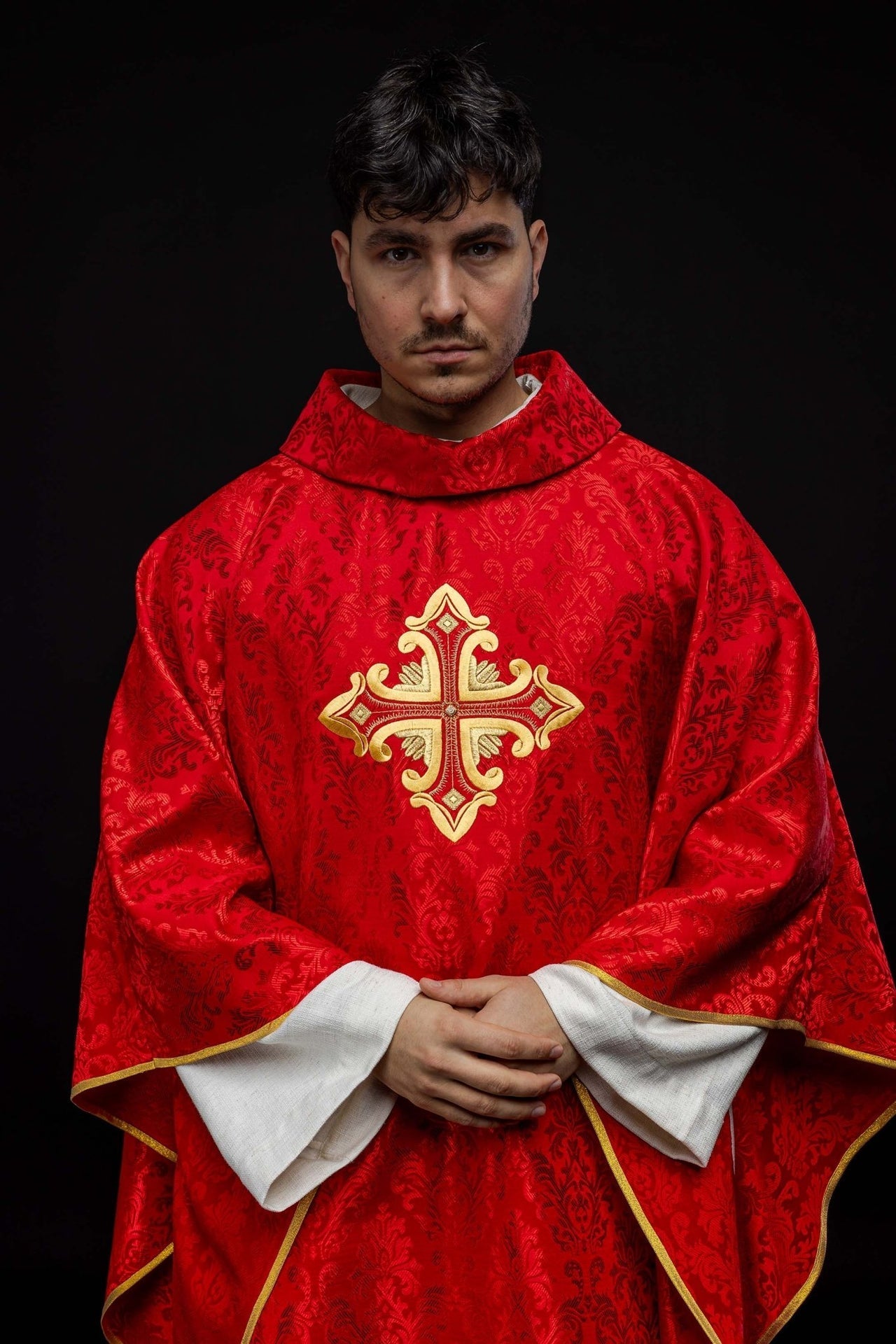 Rotes Messgewand mit Kreuz aus gemustertem Stoff - MESSGEWANDER.DE