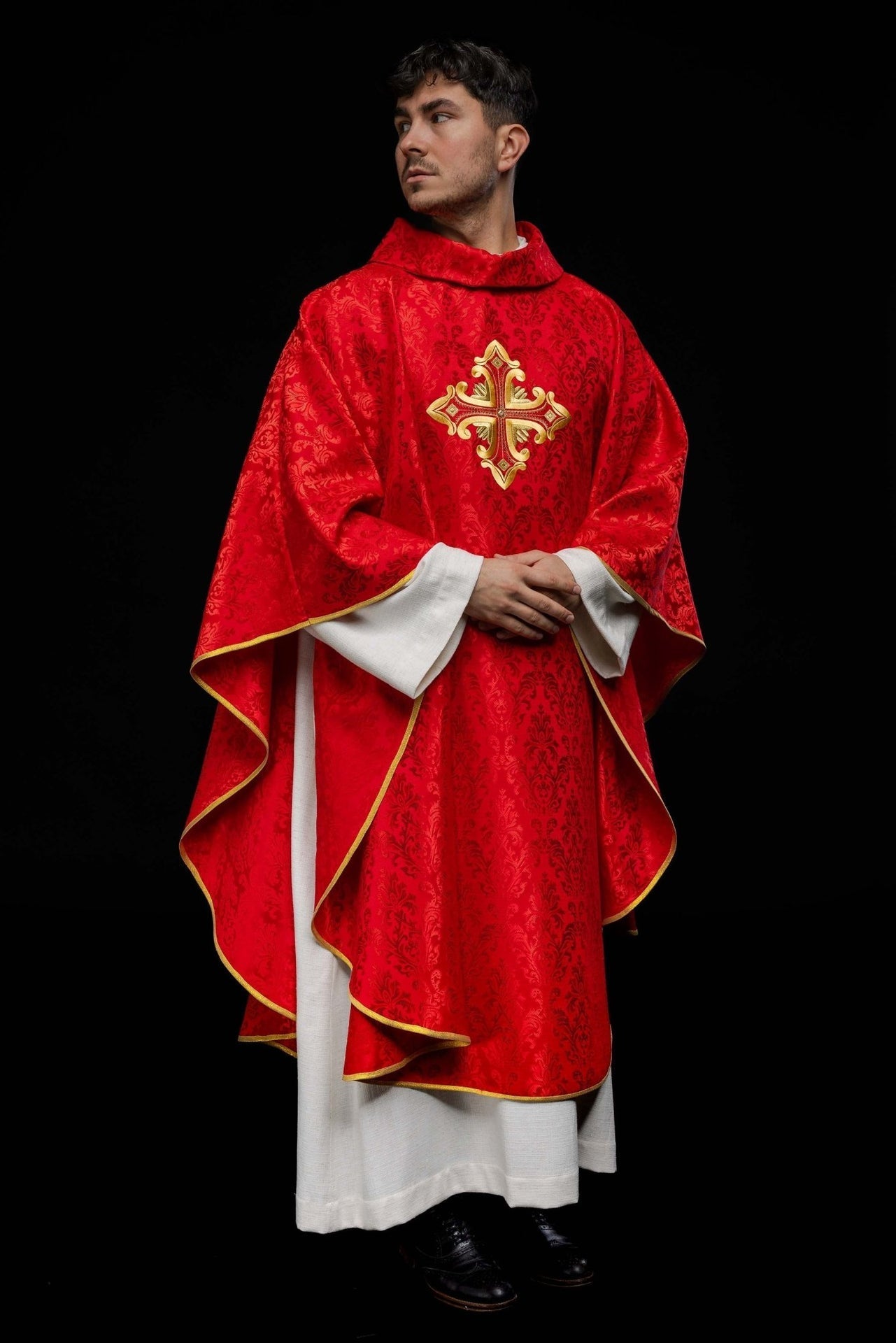 Rotes Messgewand mit Kreuz aus gemustertem Stoff - MESSGEWANDER.DE