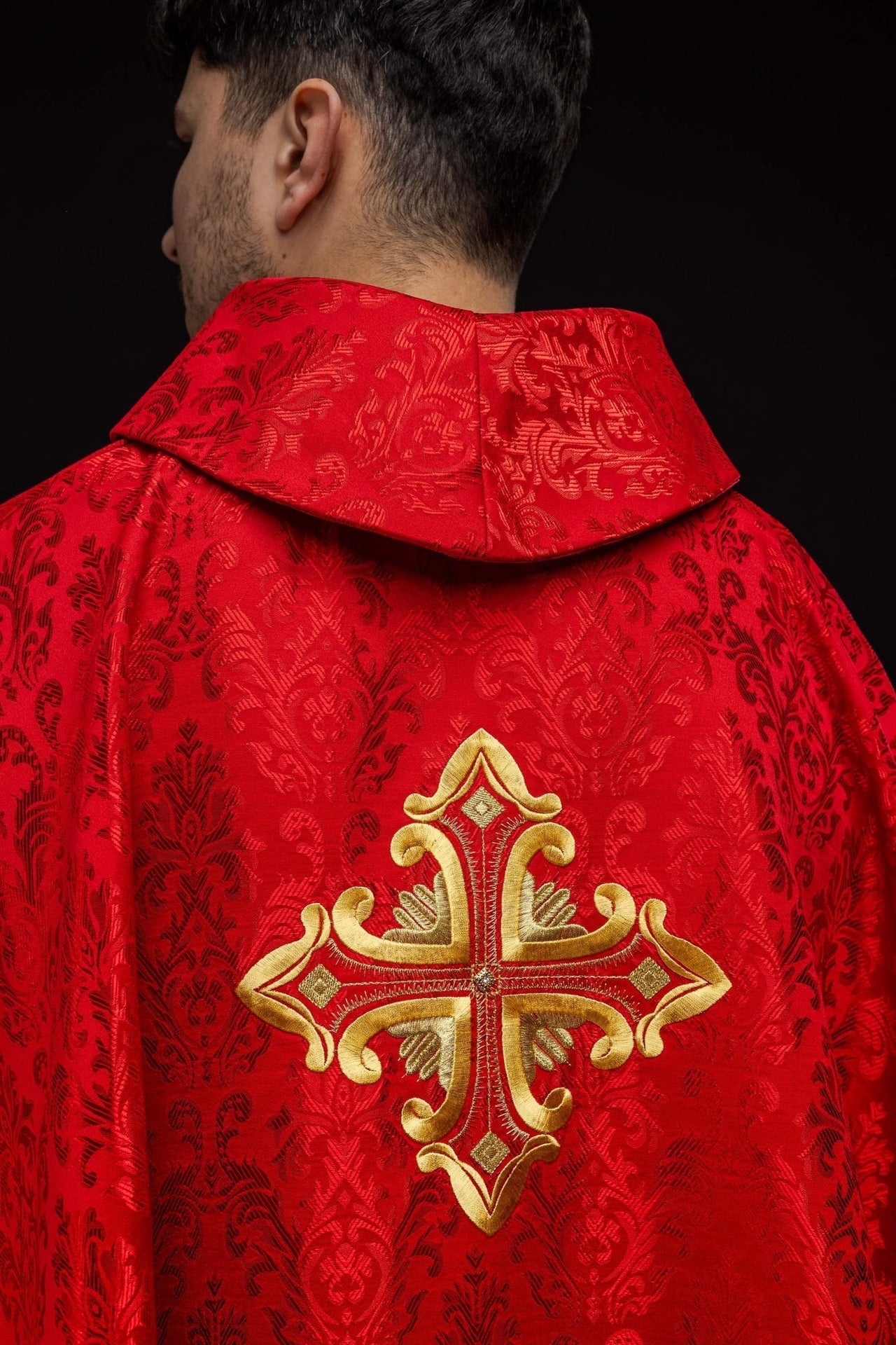 Rotes Messgewand mit Kreuz aus gemustertem Stoff - MESSGEWANDER.DE
