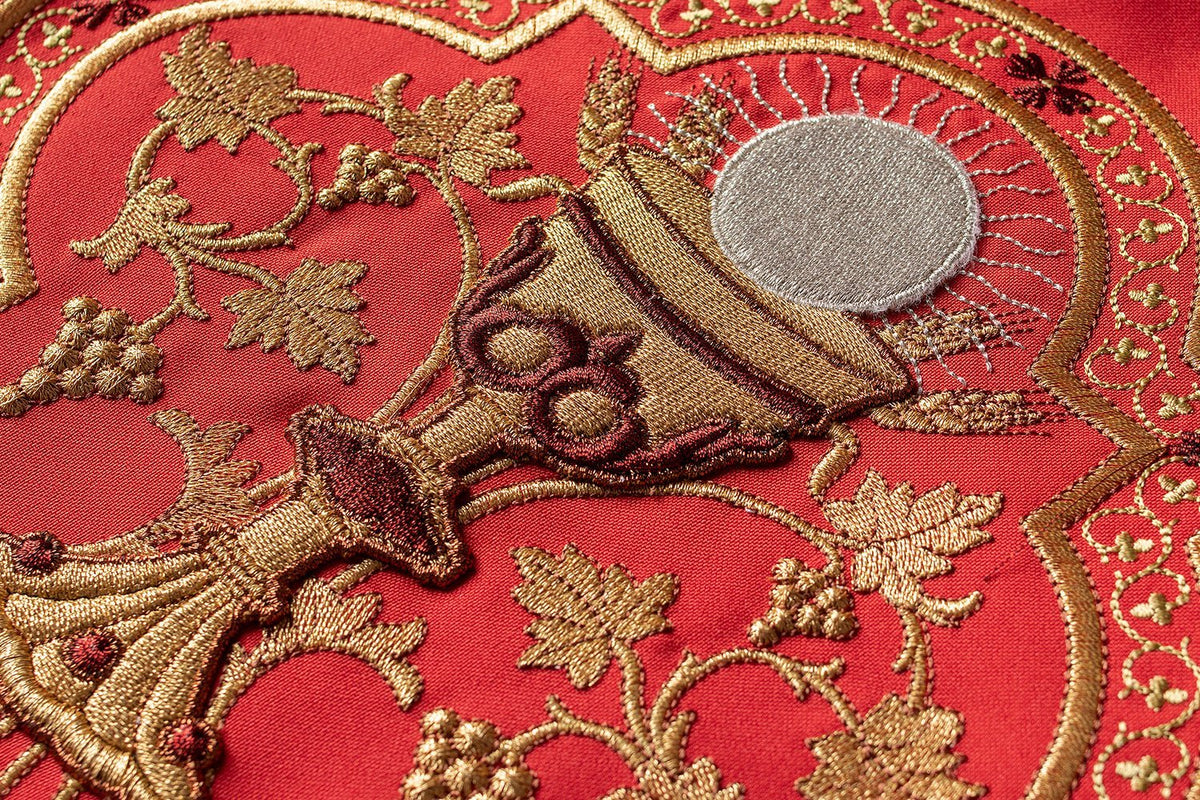Rotes römisches Messgewand, bestickt mit dem Motiv des Herzens von Jesus Christus - MESSGEWANDER.DE