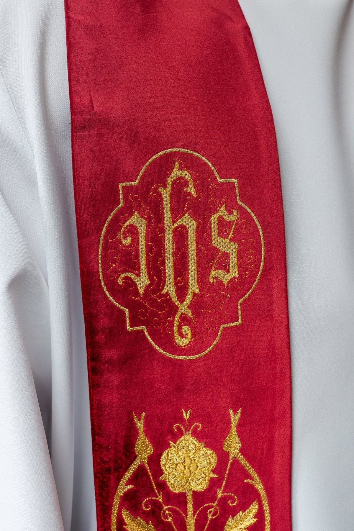Rote IHS-Stola, Nahaufnahme der goldenen IHS-Stickerei