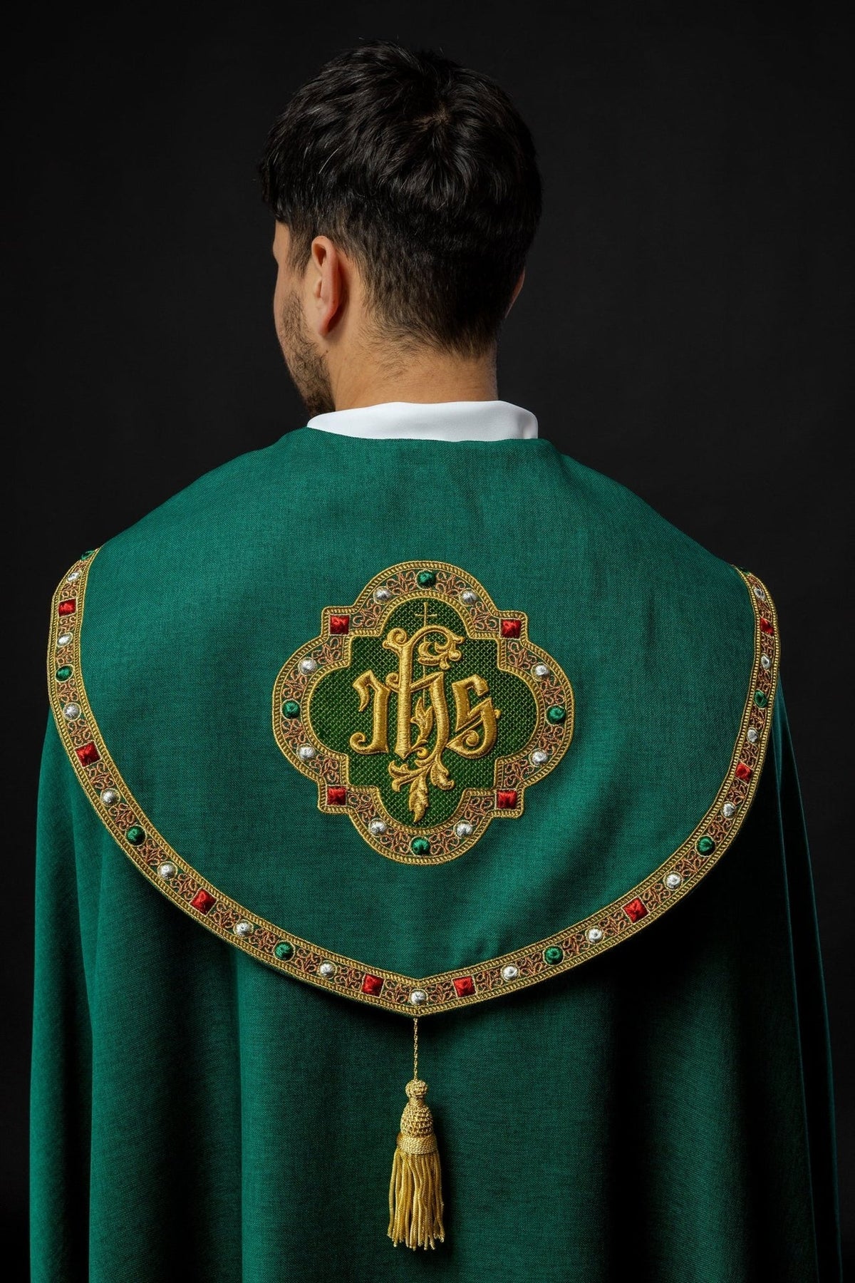 Grüne liturgische Kapelle mit goldenem IHS, Rückansicht mit reich besticktem Schulterkragen und goldener Quaste