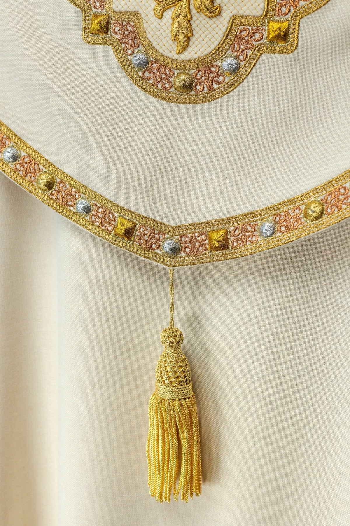 Kapelle in Ecru, Nahaufnahme der gold- und roséfarbenen Borte mit Ornamenten