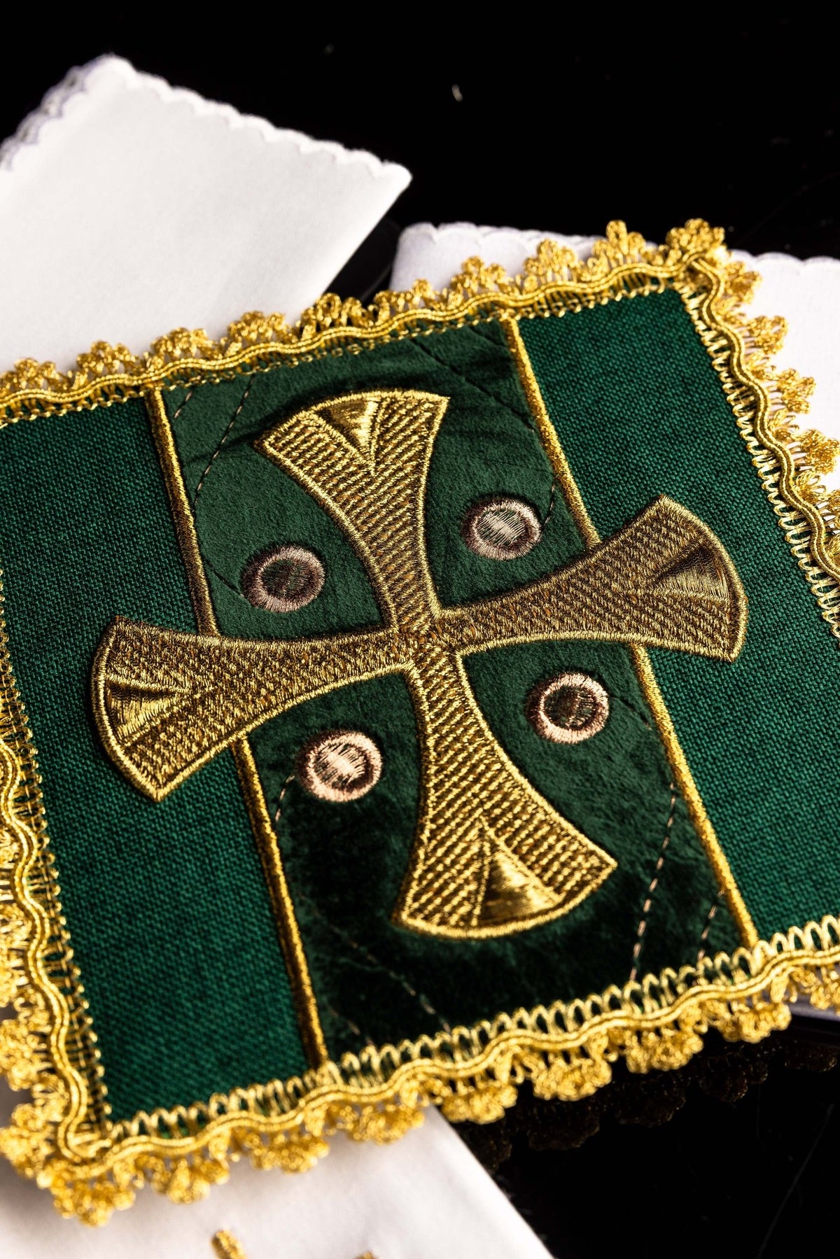Kelchwäsche-Set, Nahaufnahme der grünen Burse mit goldenem Kreuzmotiv und Goldborte