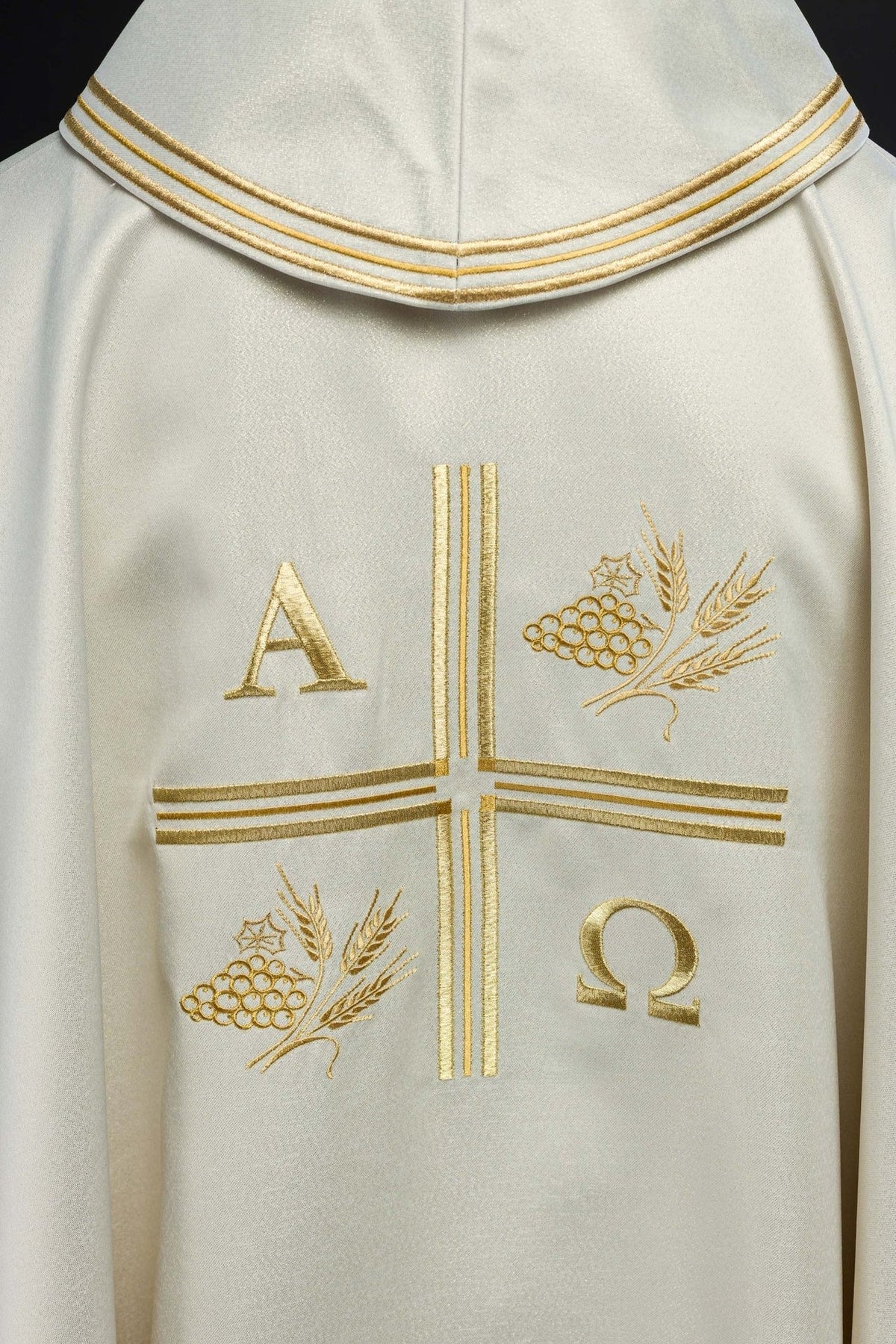 Ecru Messgewand, seitliche Detailansicht mit goldener Saumborte
