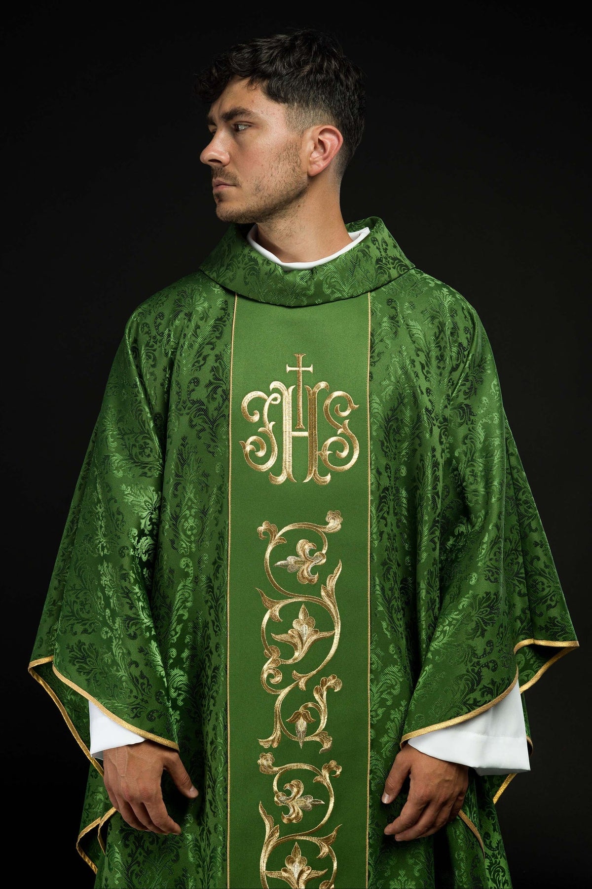 Grünes liturgisches Messgewand mit reich verziertem IHS-Gürtel, Vorderansicht mit goldener Stickerei