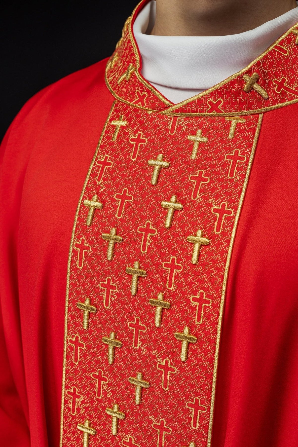 Messgewand mit reich besticktem Gürtel aus Kreuzen in Rot, Detail der Vorderseite mit goldenen Kreuzen