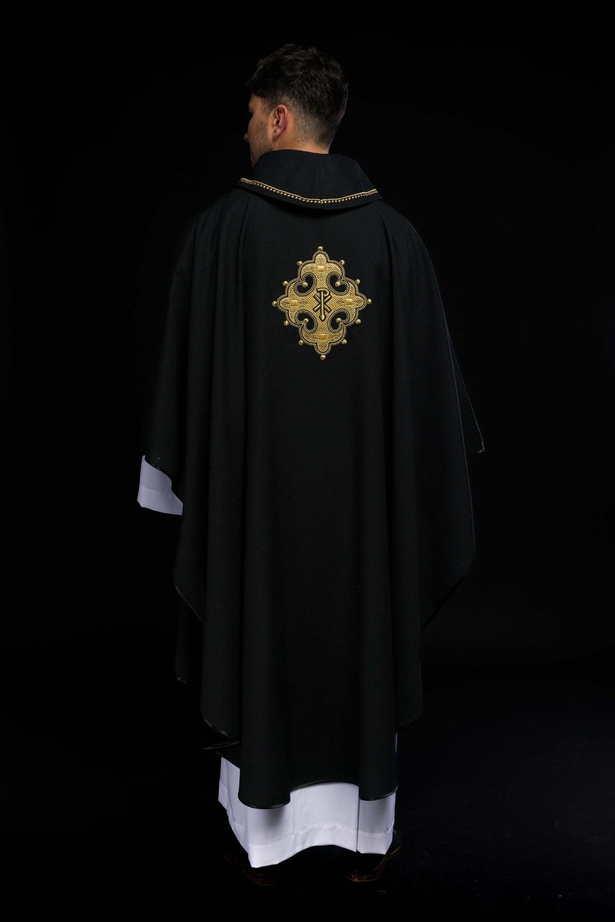 Rückseite des Messgewands mit großem goldbesticktem Kreuz